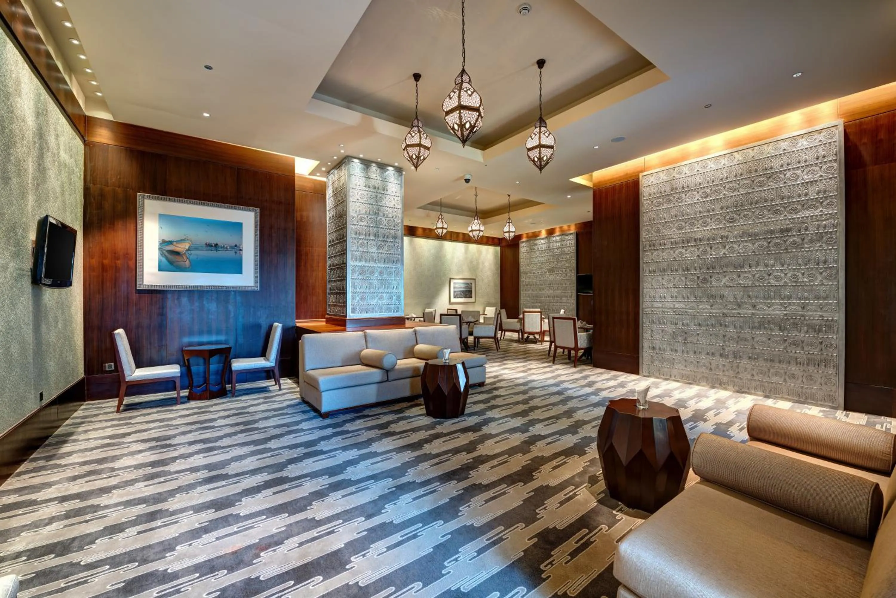 Lounge or bar in Crowne Plaza Duqm by IHG