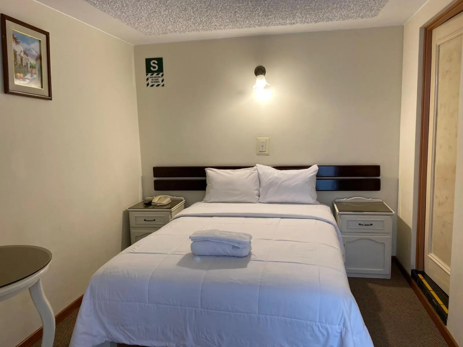 Photo of the whole room, Bed in Hotel San Francisco INN