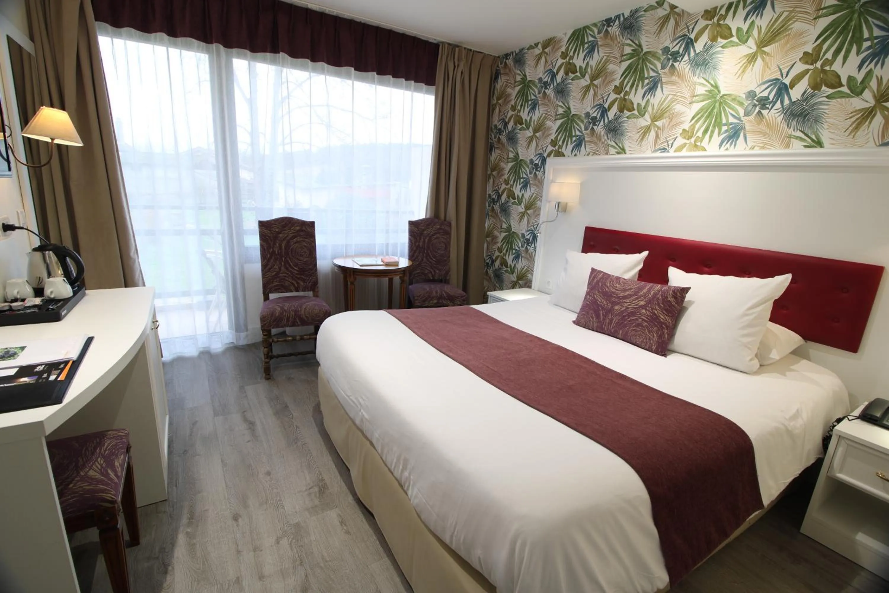 Property building, Bed in Le Moulin Du Landion Hôtel et Spa