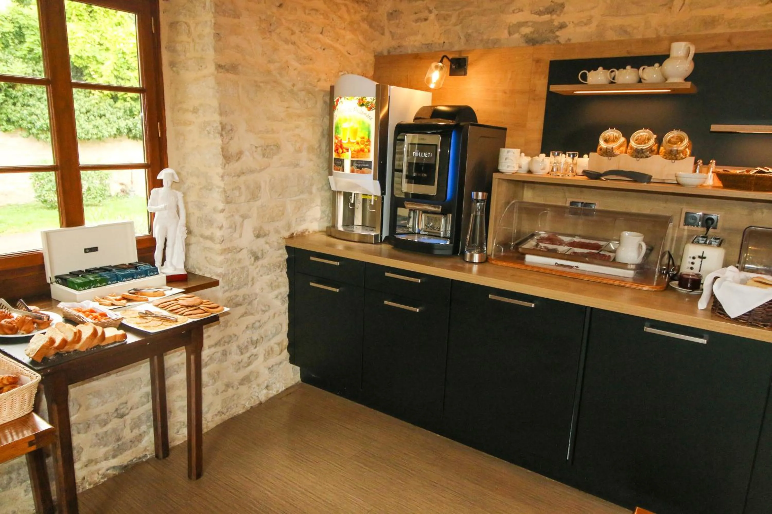 Breakfast in Le Moulin Du Landion Hôtel et Spa