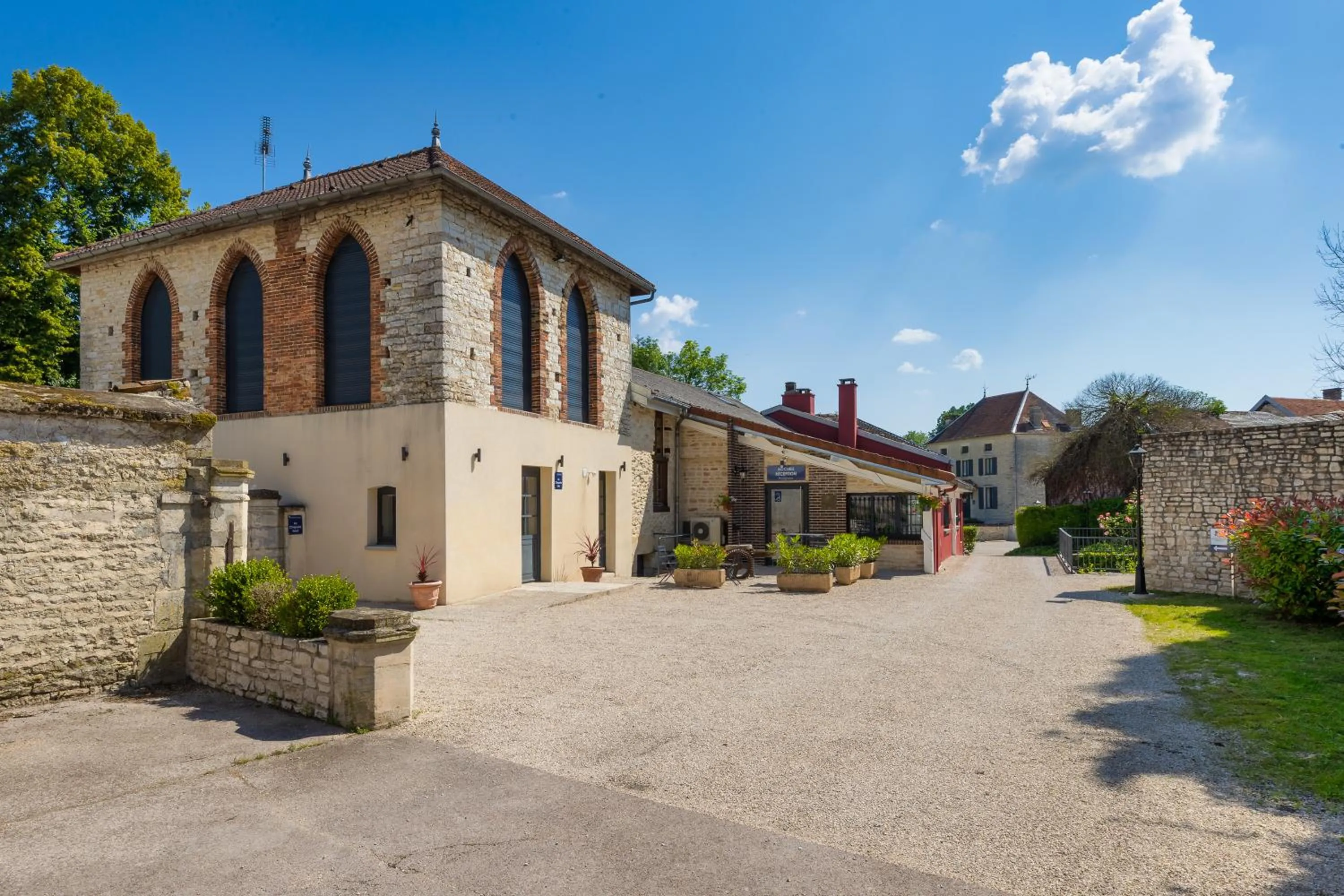 Property building in Le Moulin Du Landion Hôtel et Spa