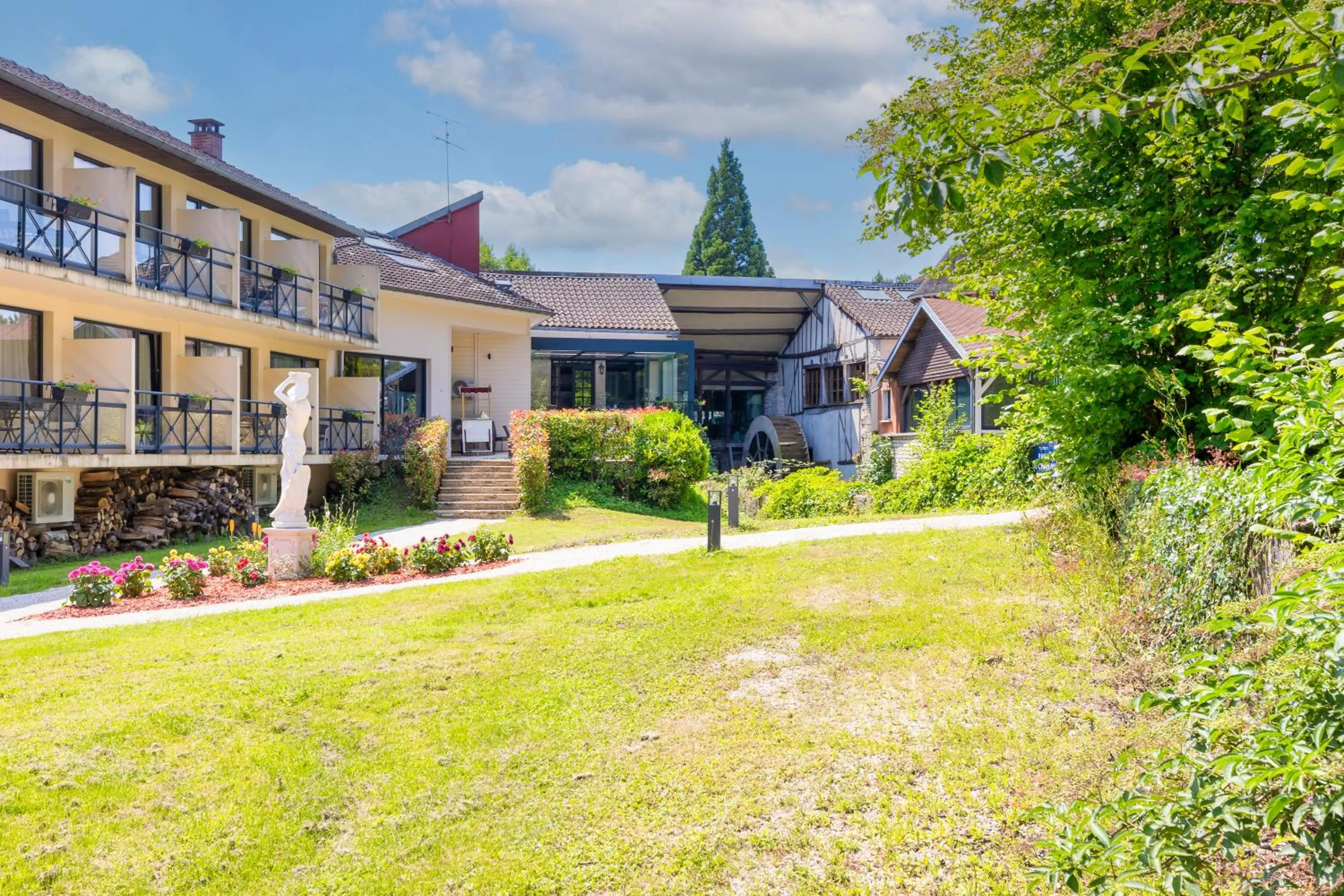 Property building in Le Moulin Du Landion Hôtel et Spa