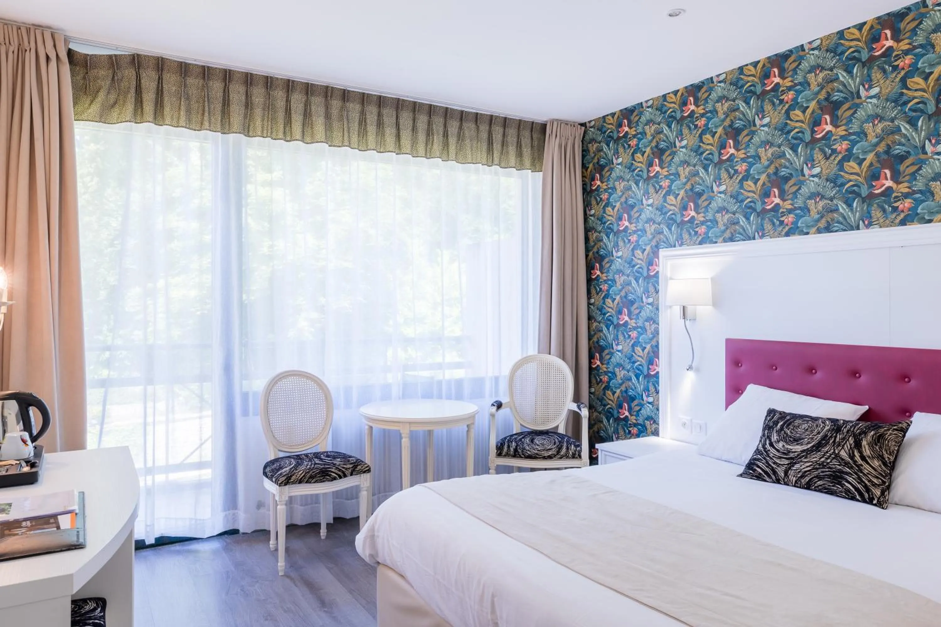 Property building, Bed in Le Moulin Du Landion Hôtel et Spa