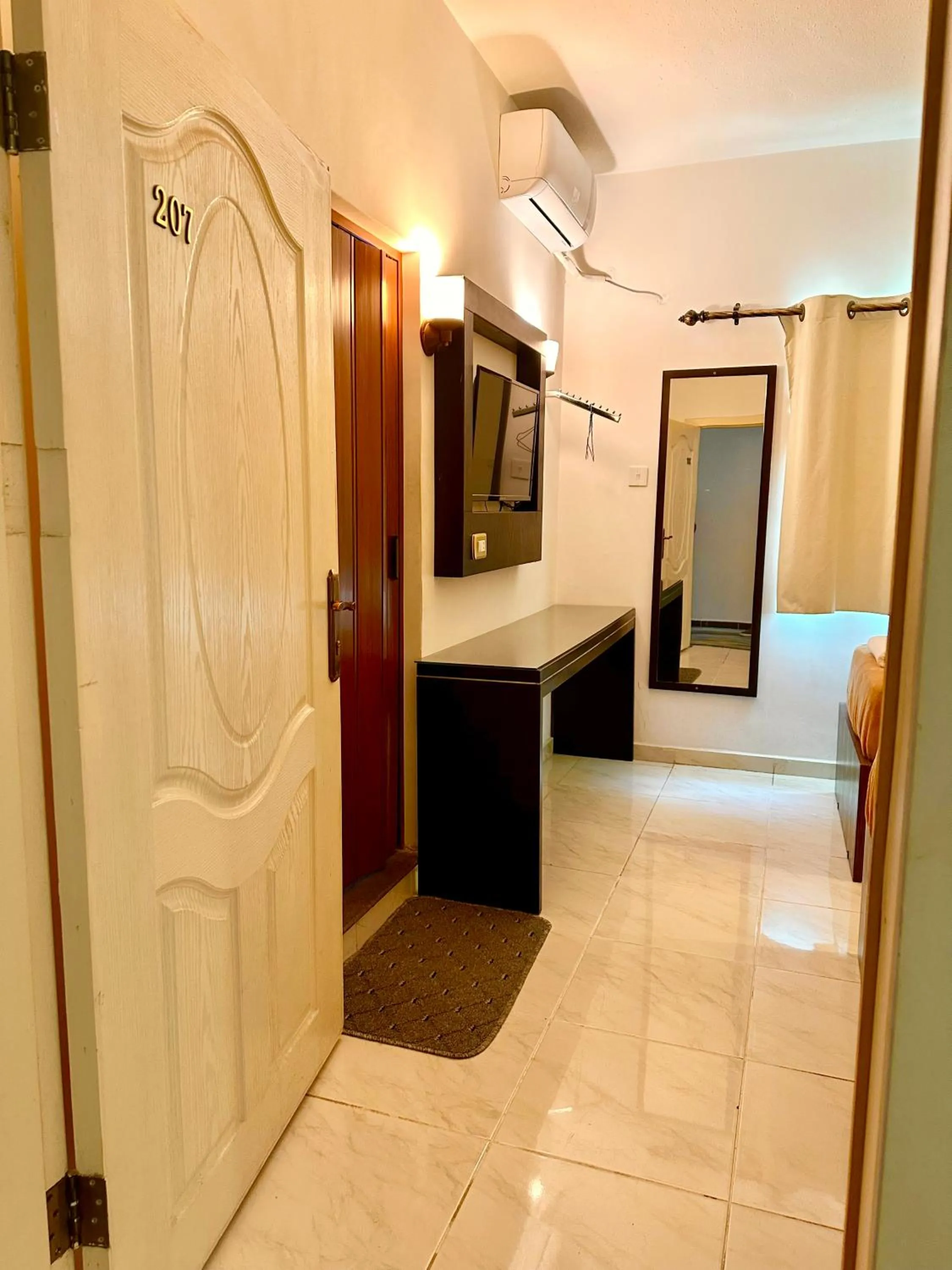 wardrobe in Petra Town Check-Inn