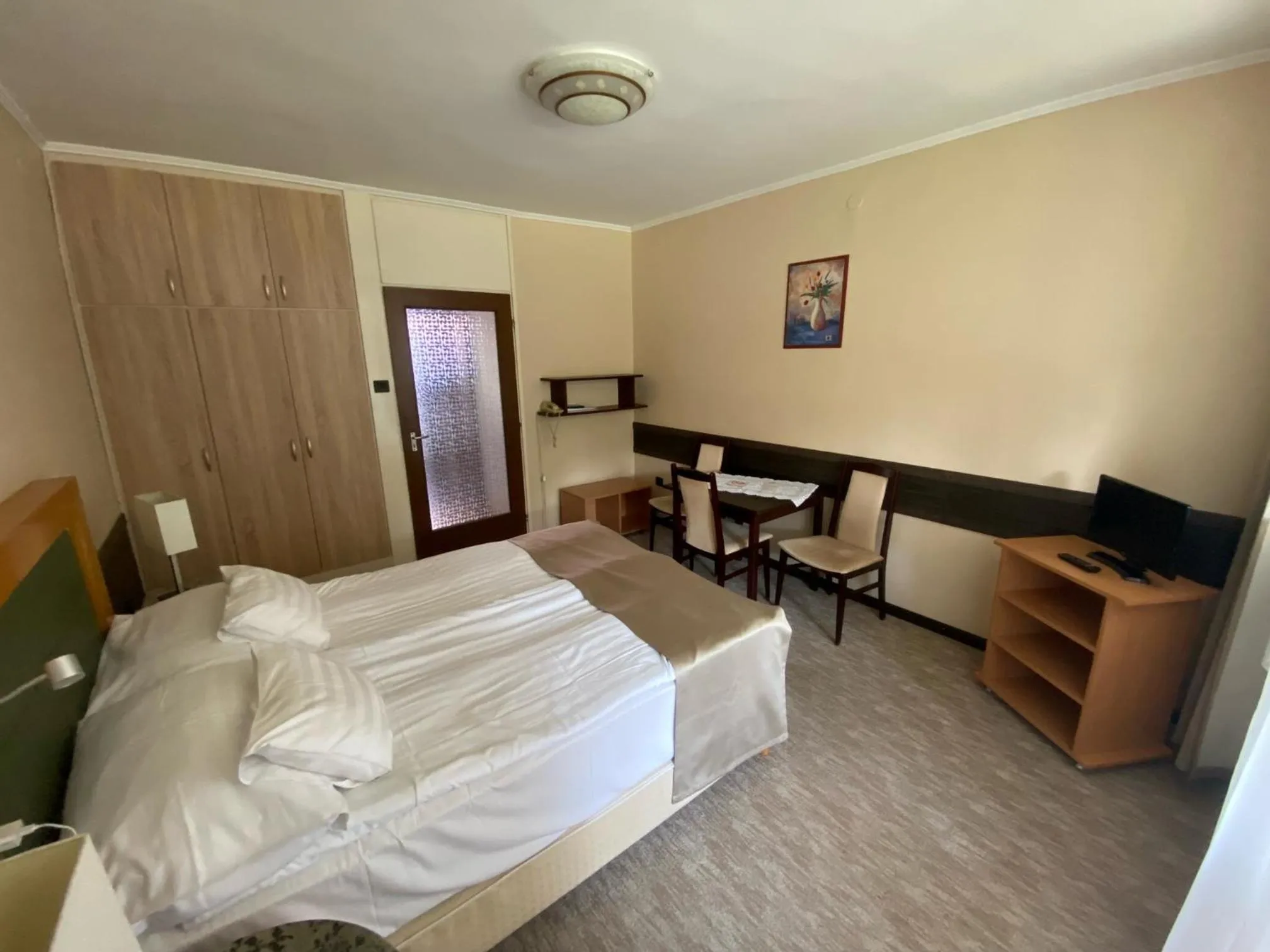 Bedroom, Bed in Viking Hotel