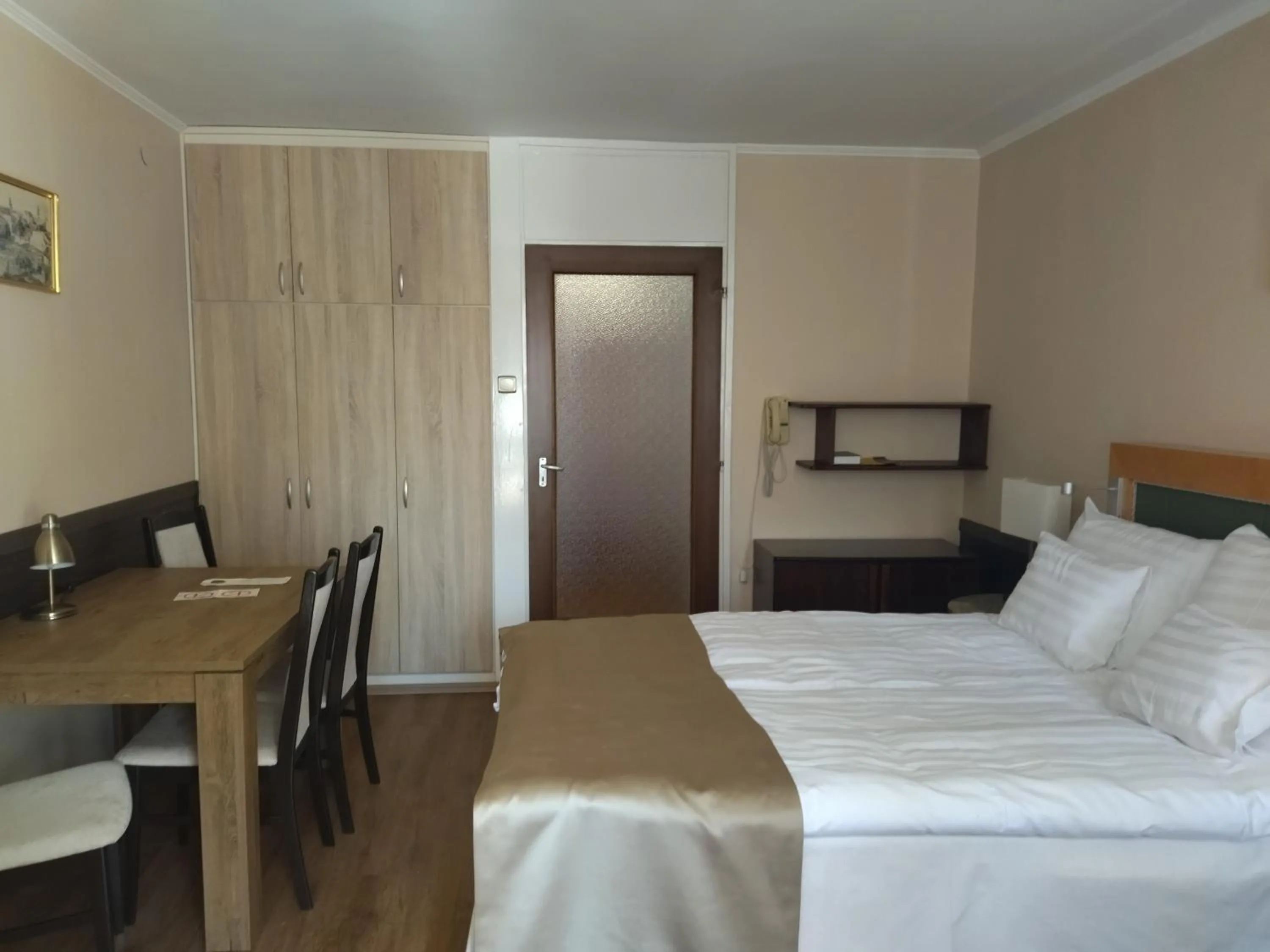 Bedroom, Bed in Viking Hotel