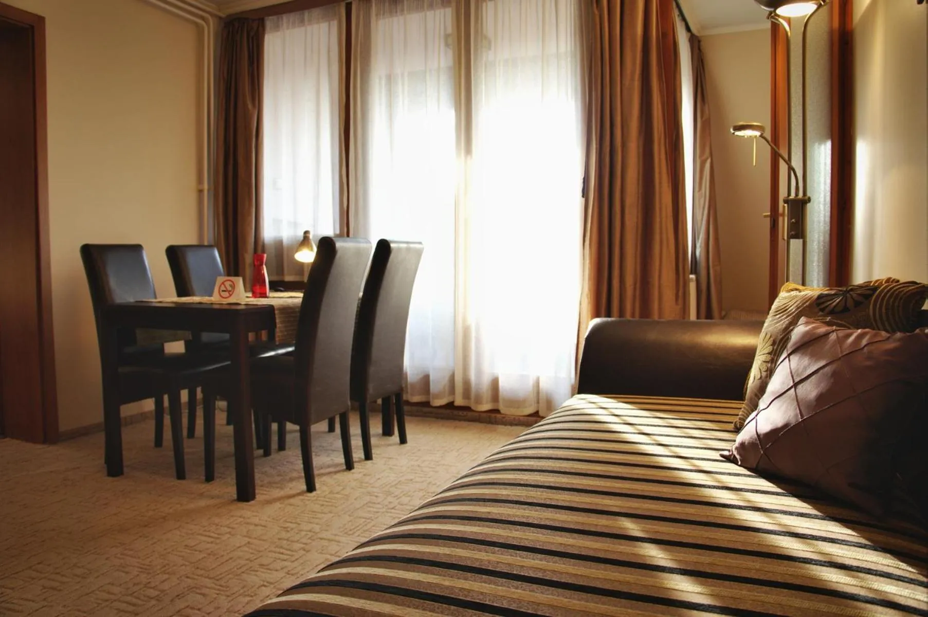 Living room, Bed in Viking Hotel