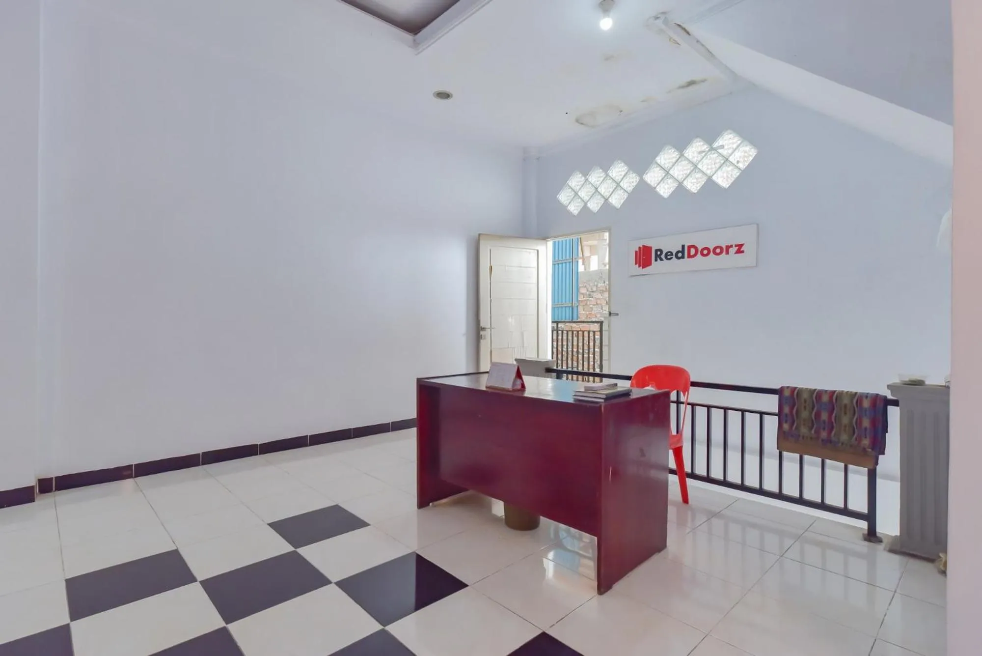 Lobby or reception in RedDoorz Syariah near Ramayana Mall Tarakan