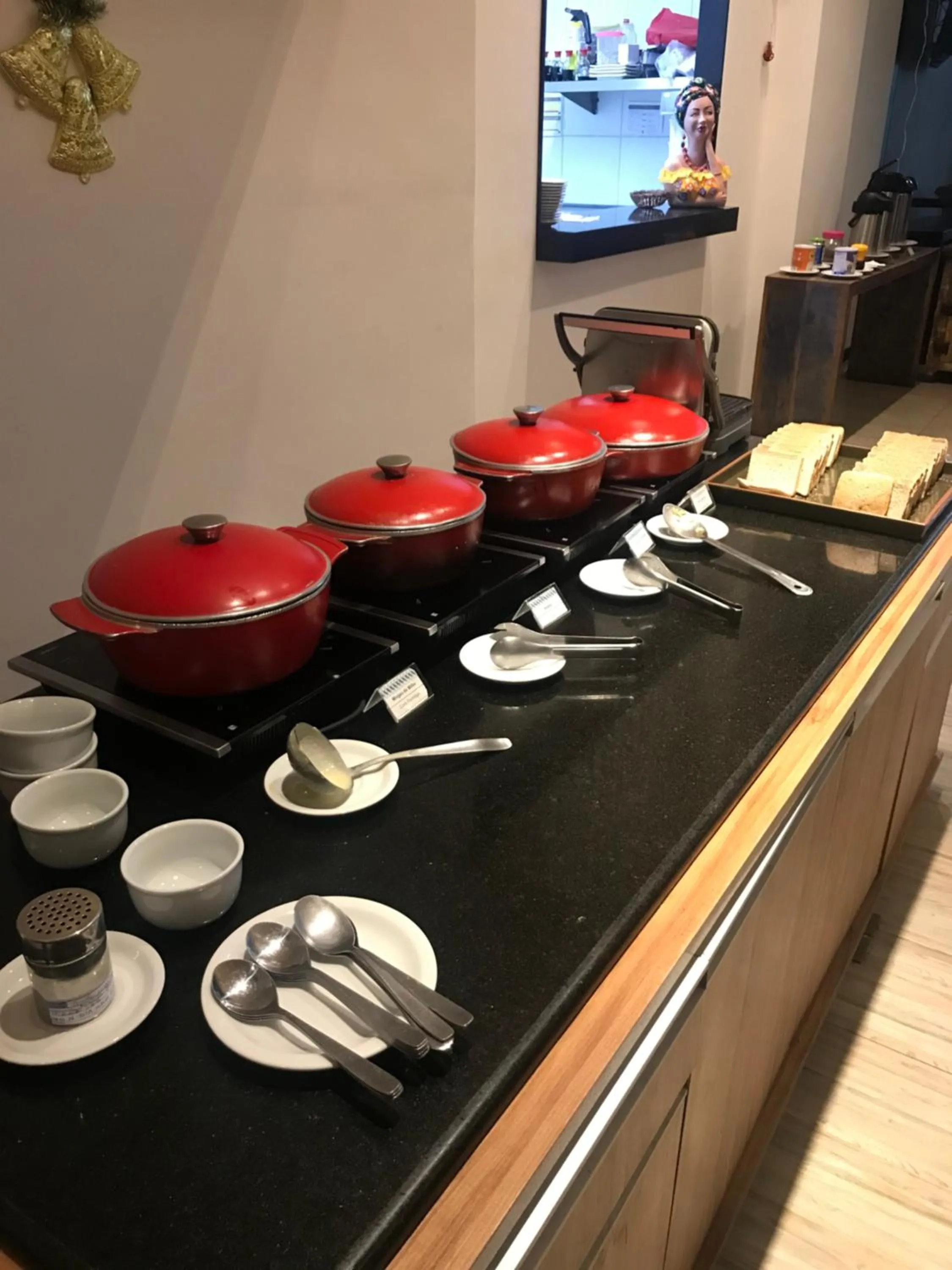 Buffet breakfast in Boulevard Residencial