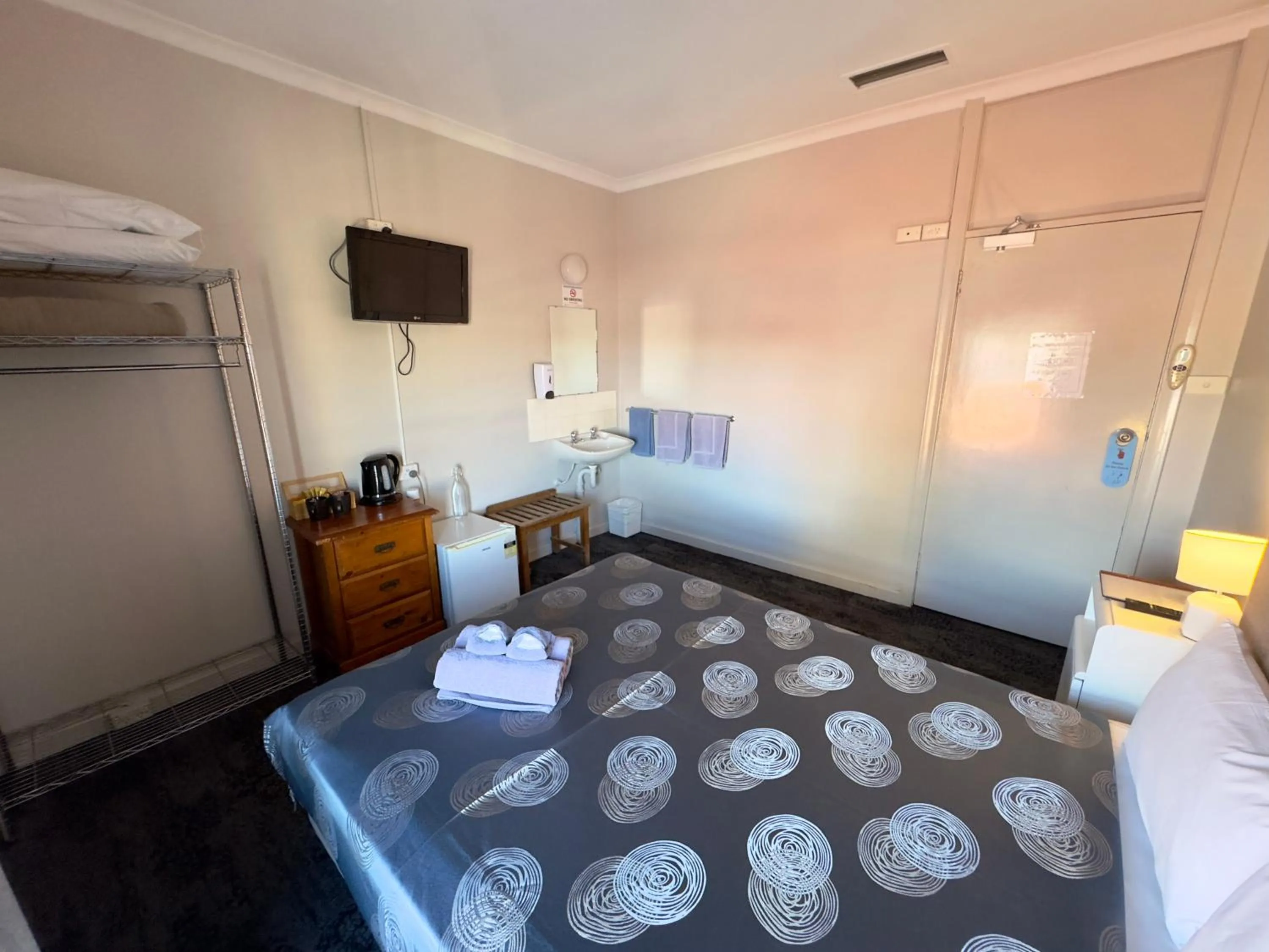 Photo of the whole room, Bed in Tailem Bend Riverside Hotel