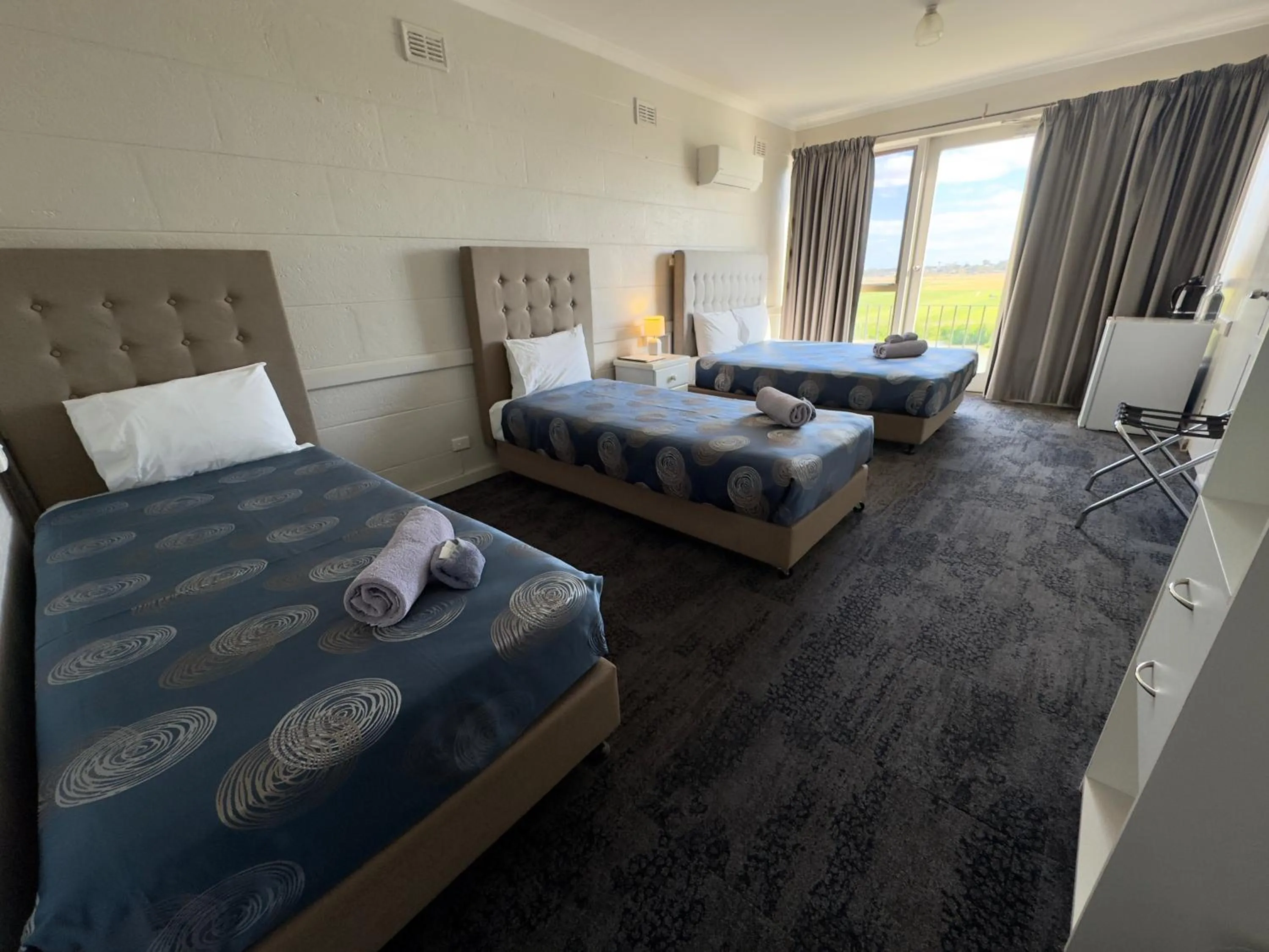 Photo of the whole room, Bed in Tailem Bend Riverside Hotel