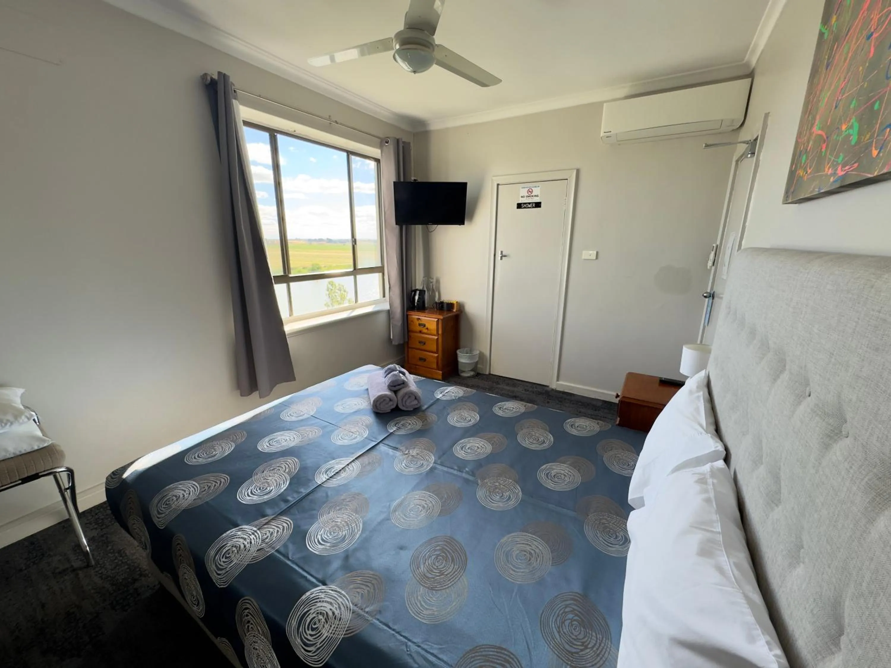Photo of the whole room, Bed in Tailem Bend Riverside Hotel