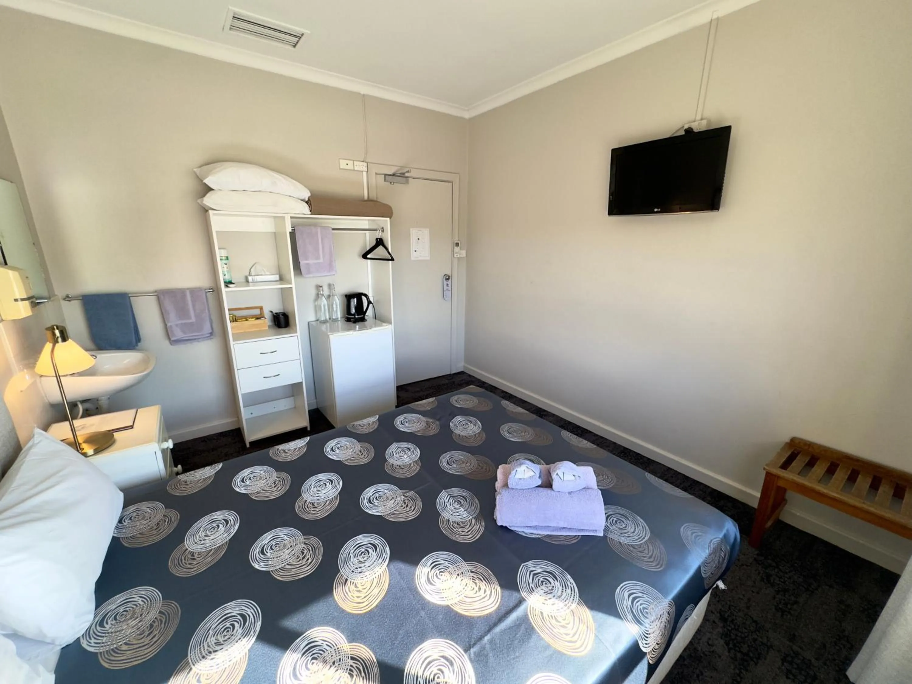 TV and multimedia, Bed in Tailem Bend Riverside Hotel