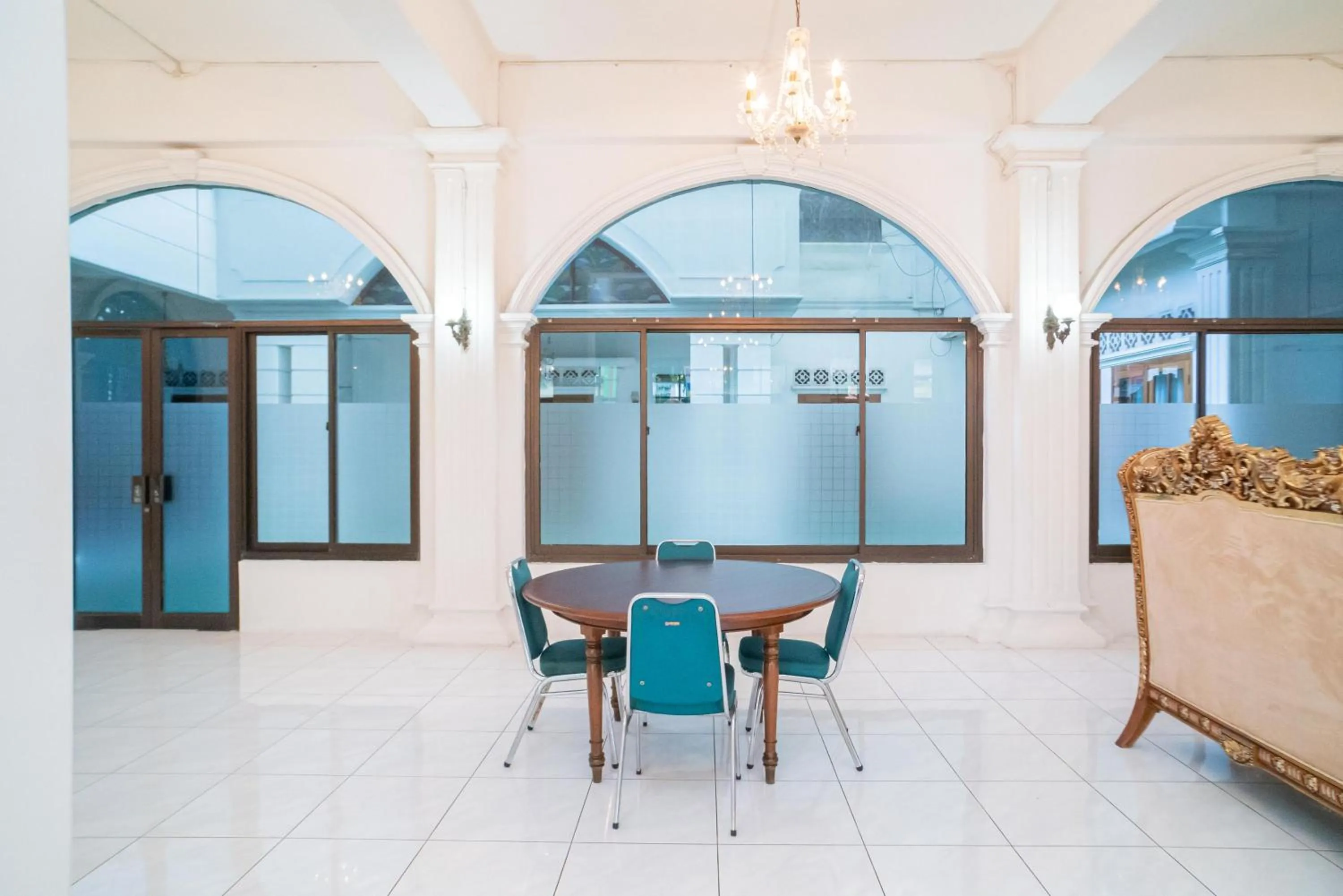 Dining area in RedDoorz Plus at Hotel Surya Solo