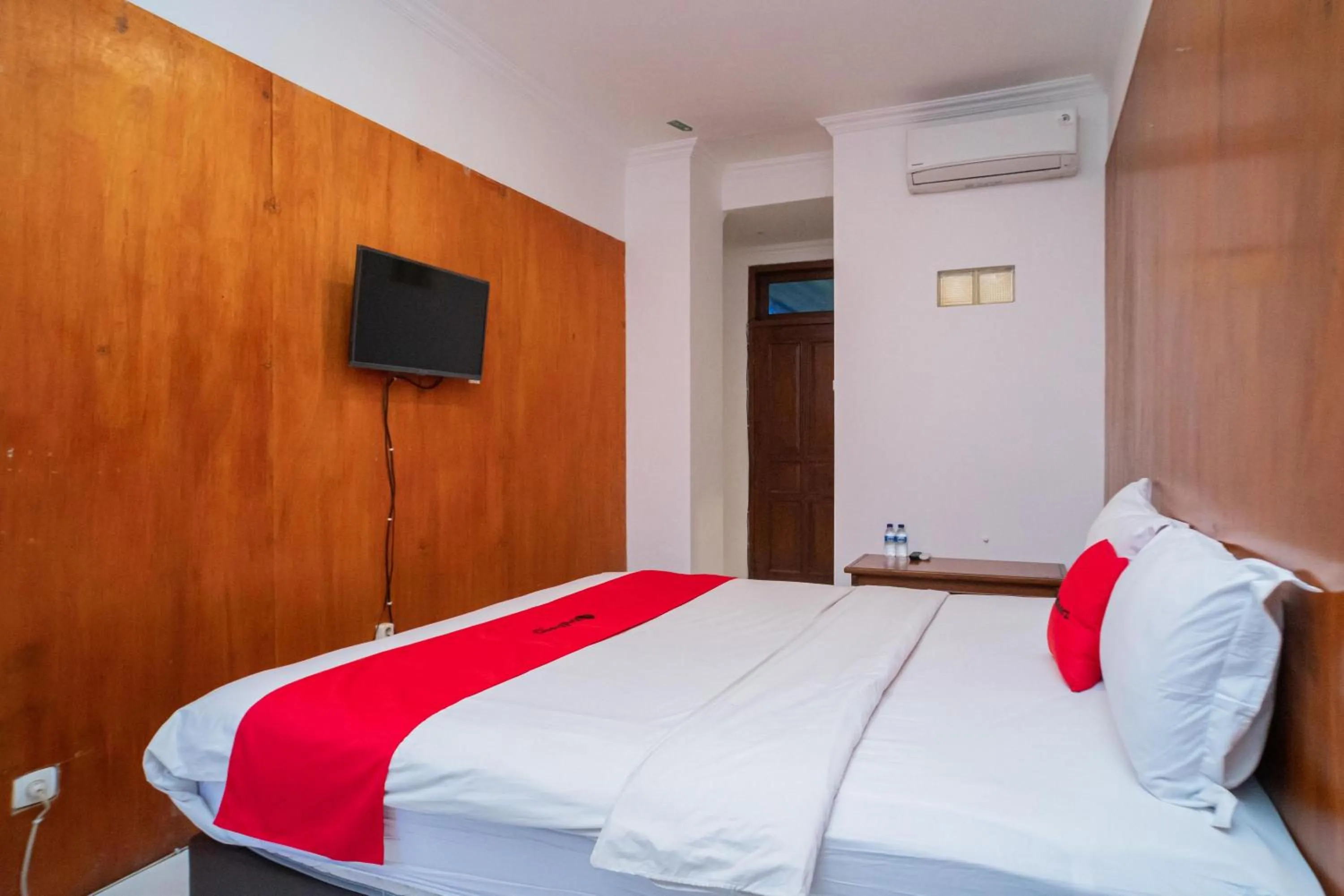Bedroom, Bed in RedDoorz Plus at Hotel Surya Solo