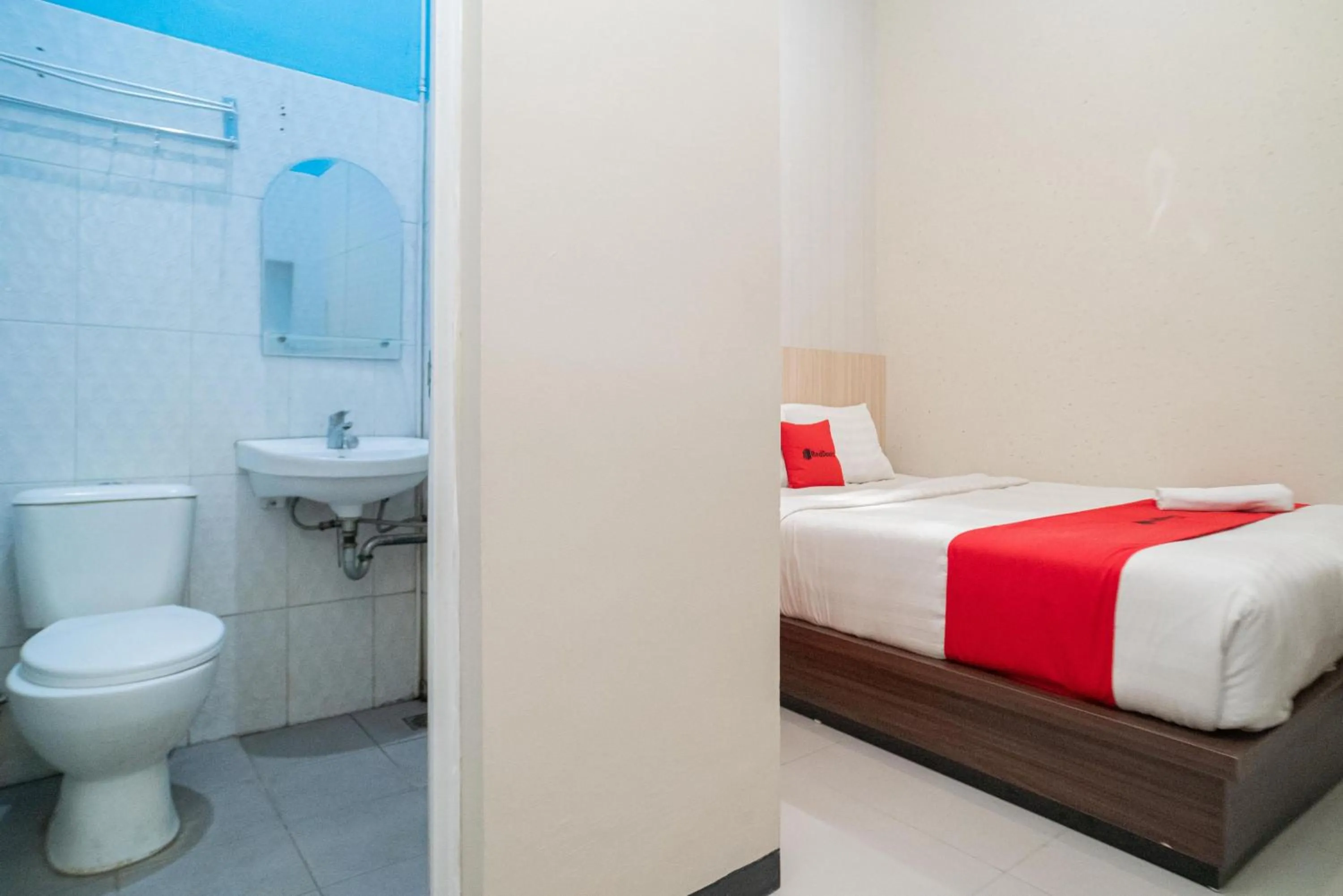 Bedroom, Bed in RedDoorz near Matahari Singosaren Solo