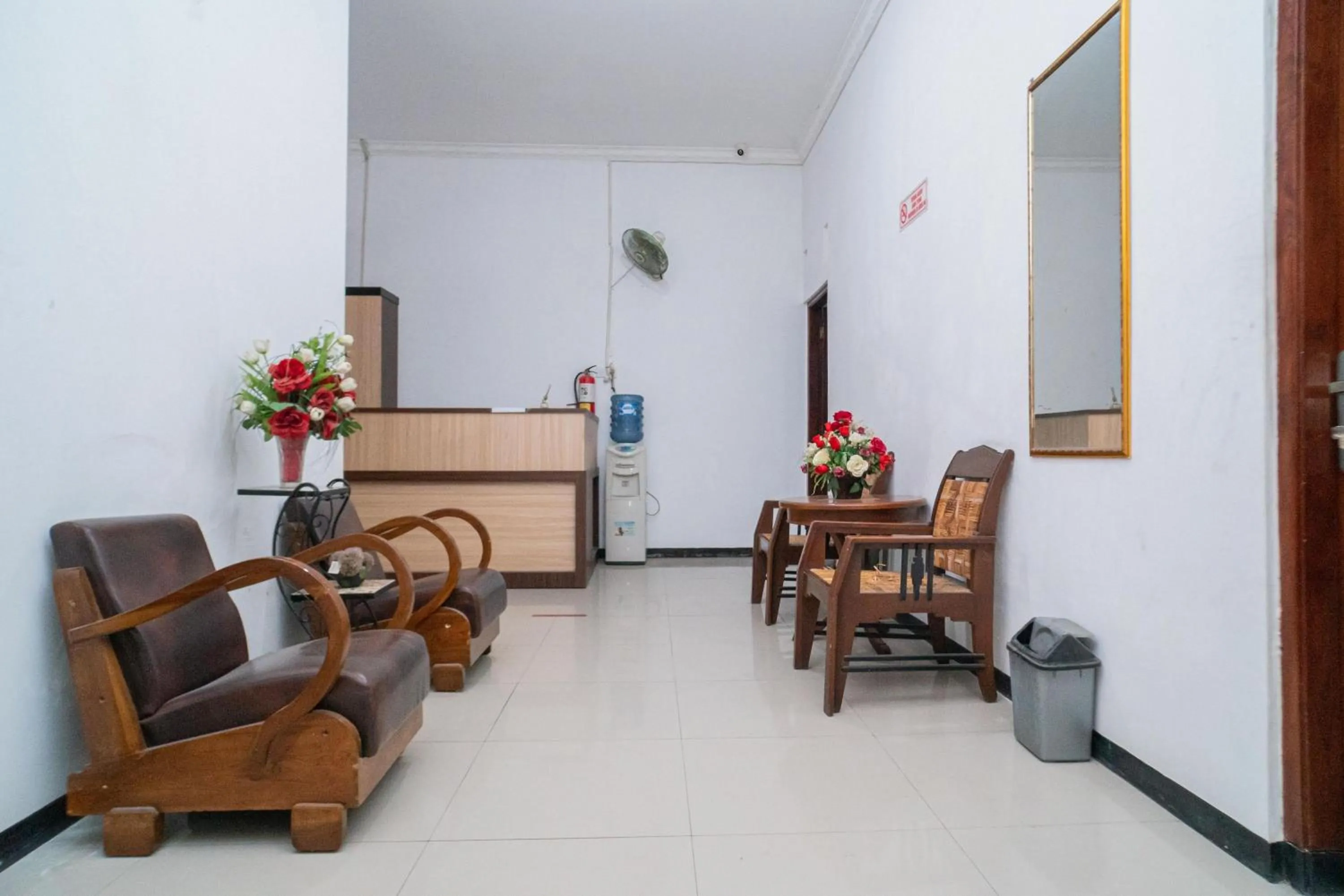 Seating area in RedDoorz near Matahari Singosaren Solo