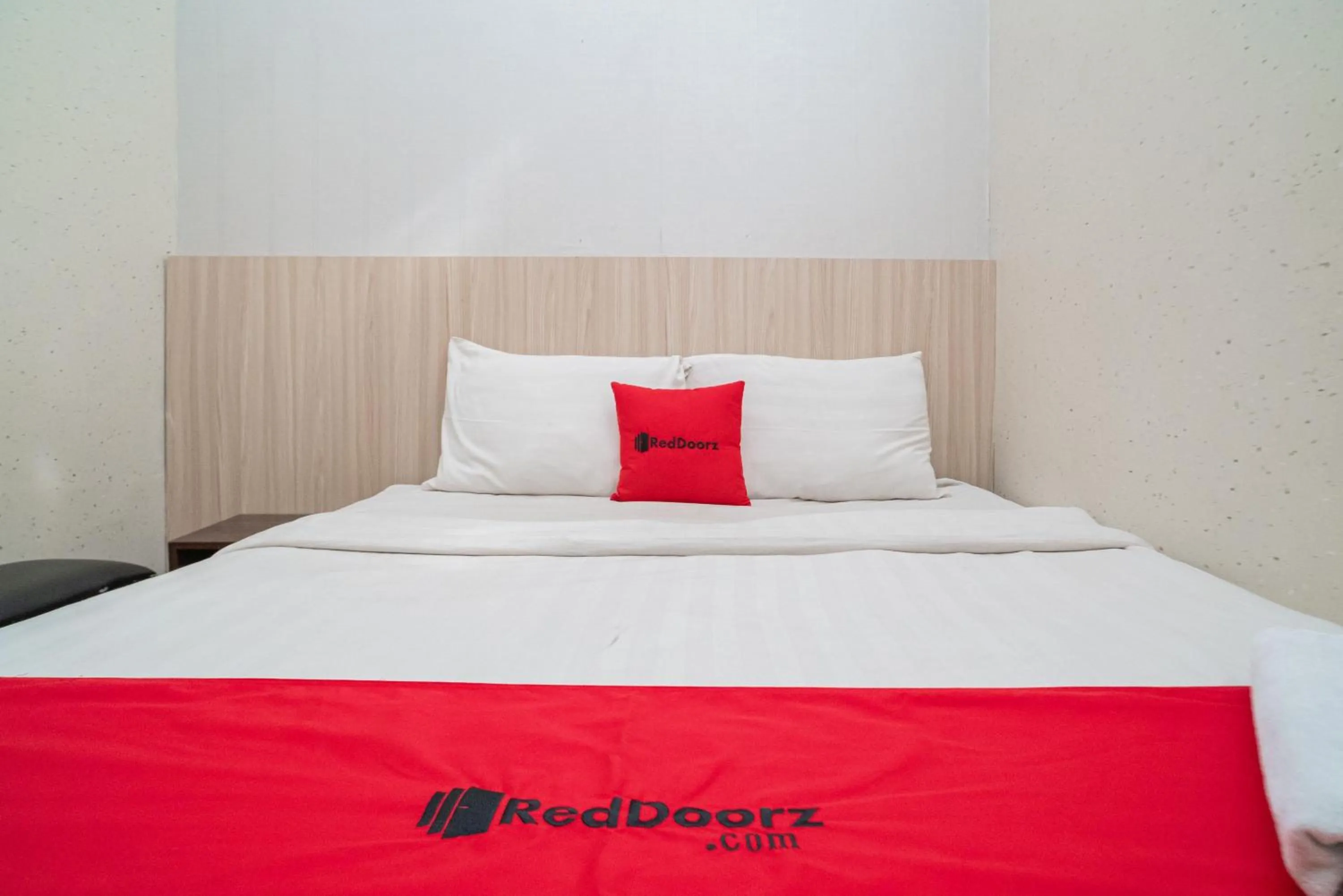 Bedroom, Bed in RedDoorz near Matahari Singosaren Solo