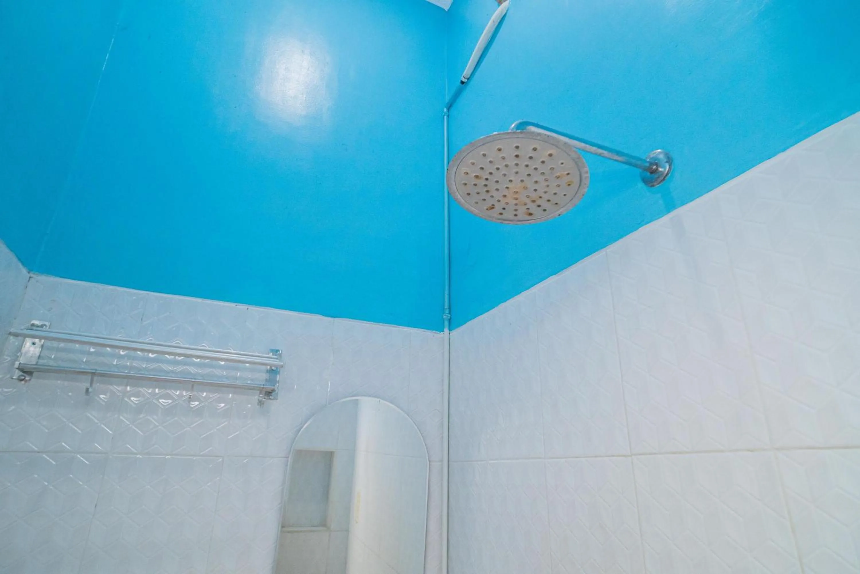 Bathroom in RedDoorz near Matahari Singosaren Solo