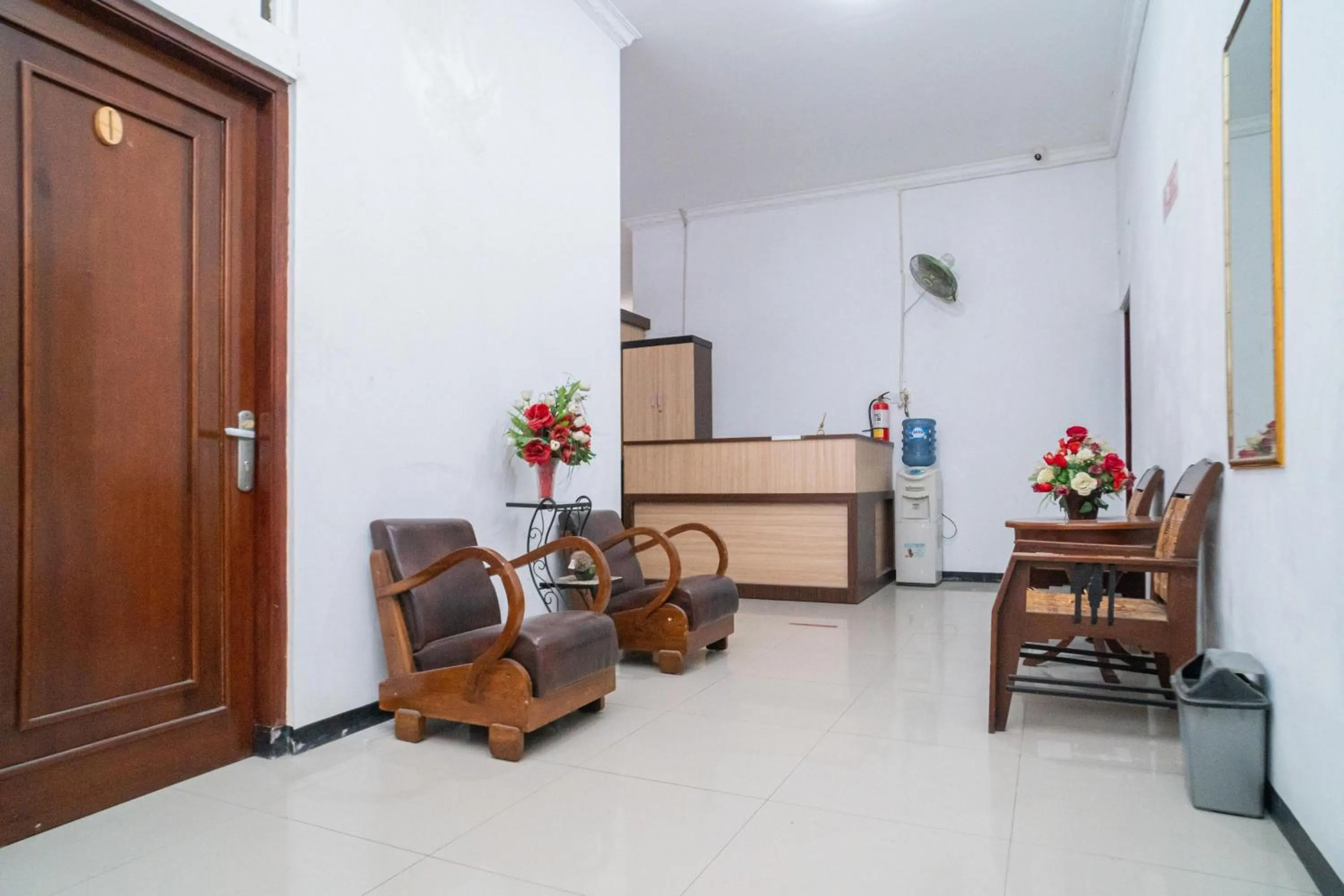 Seating area in RedDoorz near Matahari Singosaren Solo