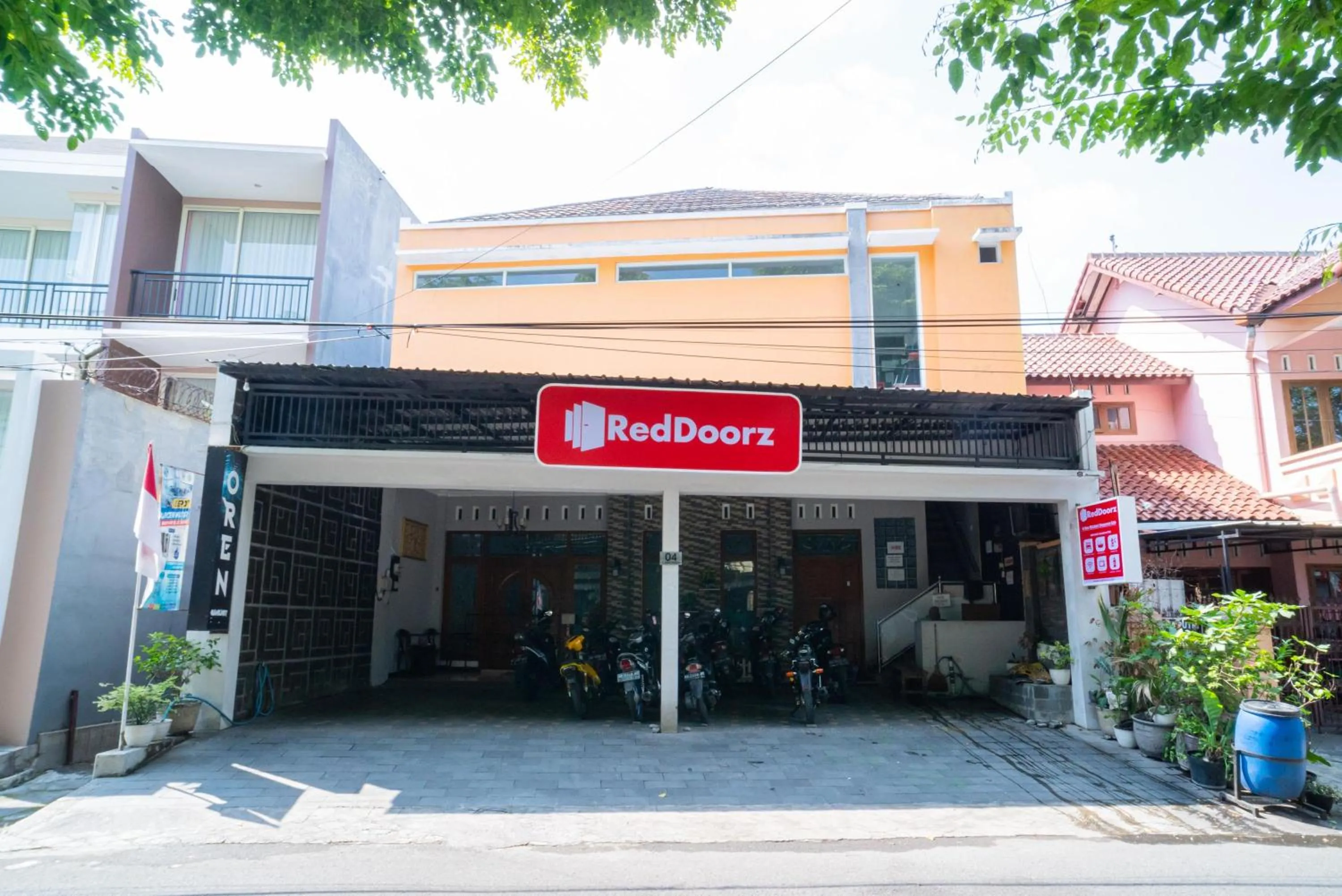 Property building in RedDoorz near Matahari Singosaren Solo