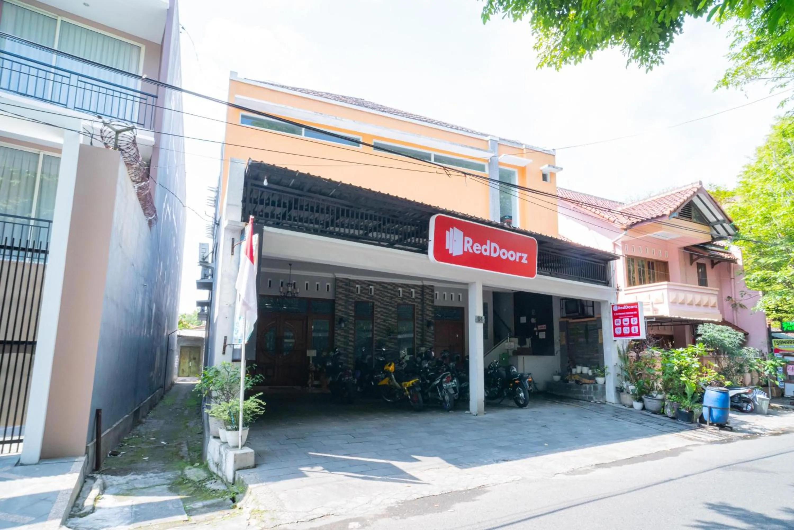 Property building in RedDoorz near Matahari Singosaren Solo