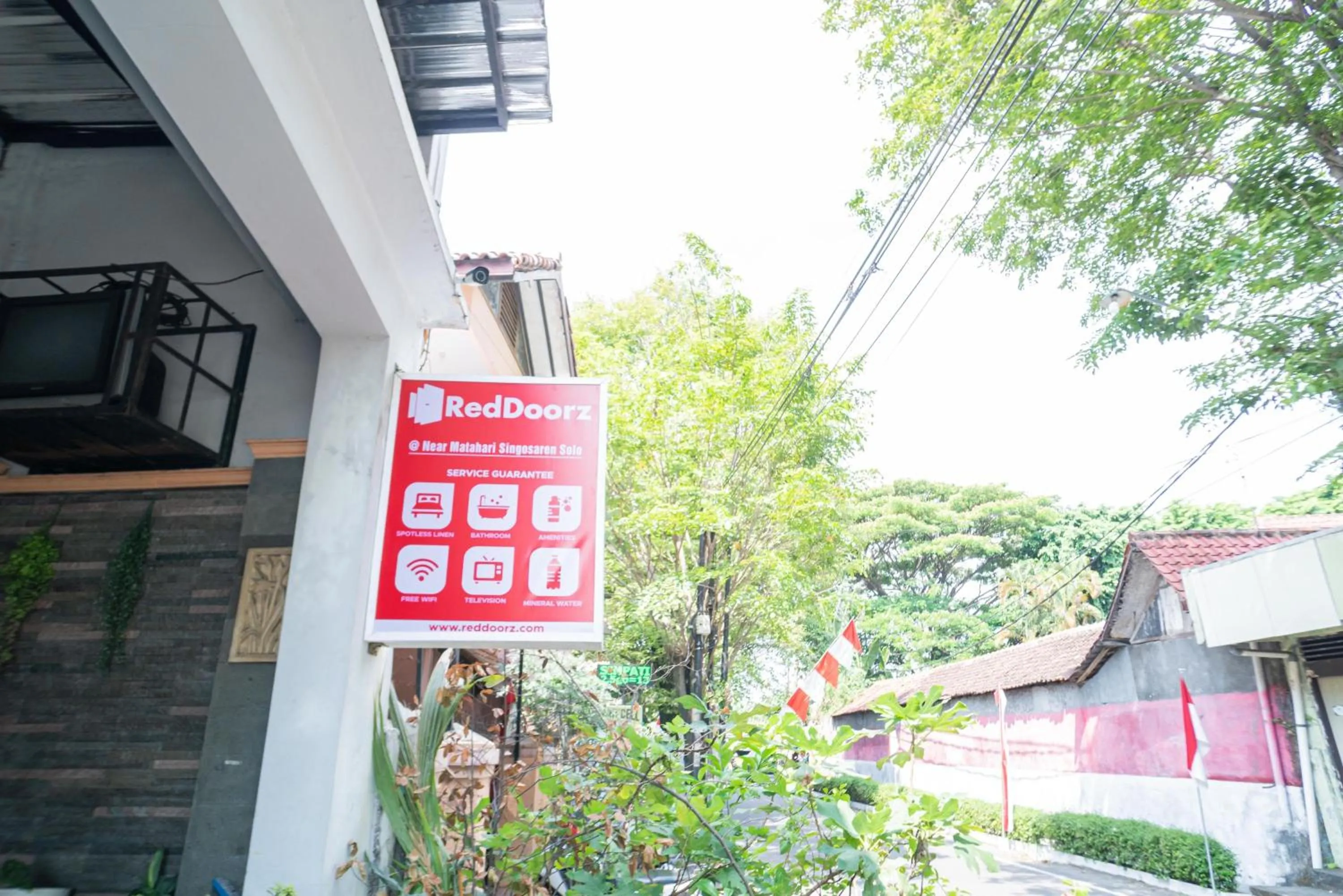 Property logo or sign in RedDoorz near Matahari Singosaren Solo