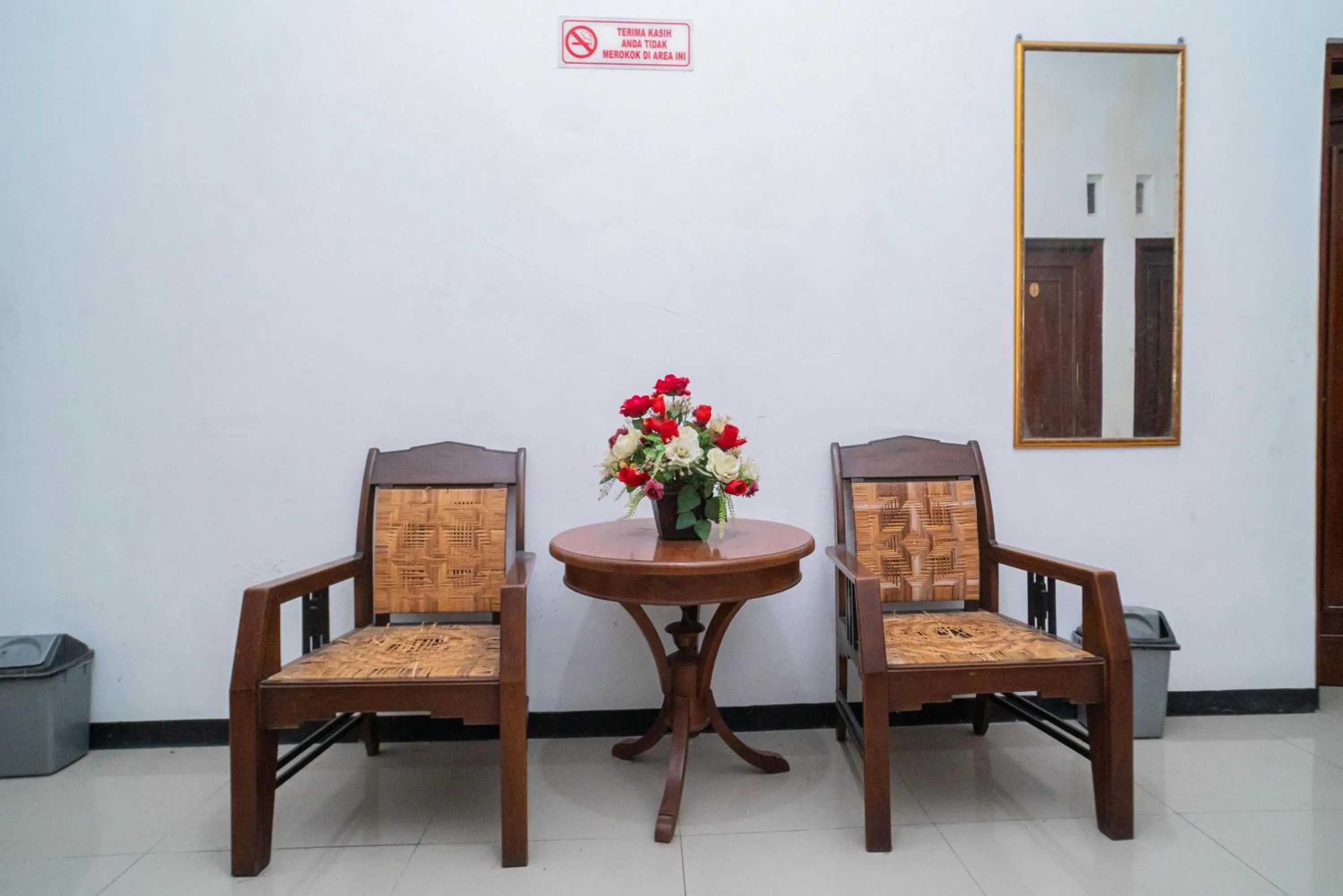 Seating area in RedDoorz near Matahari Singosaren Solo