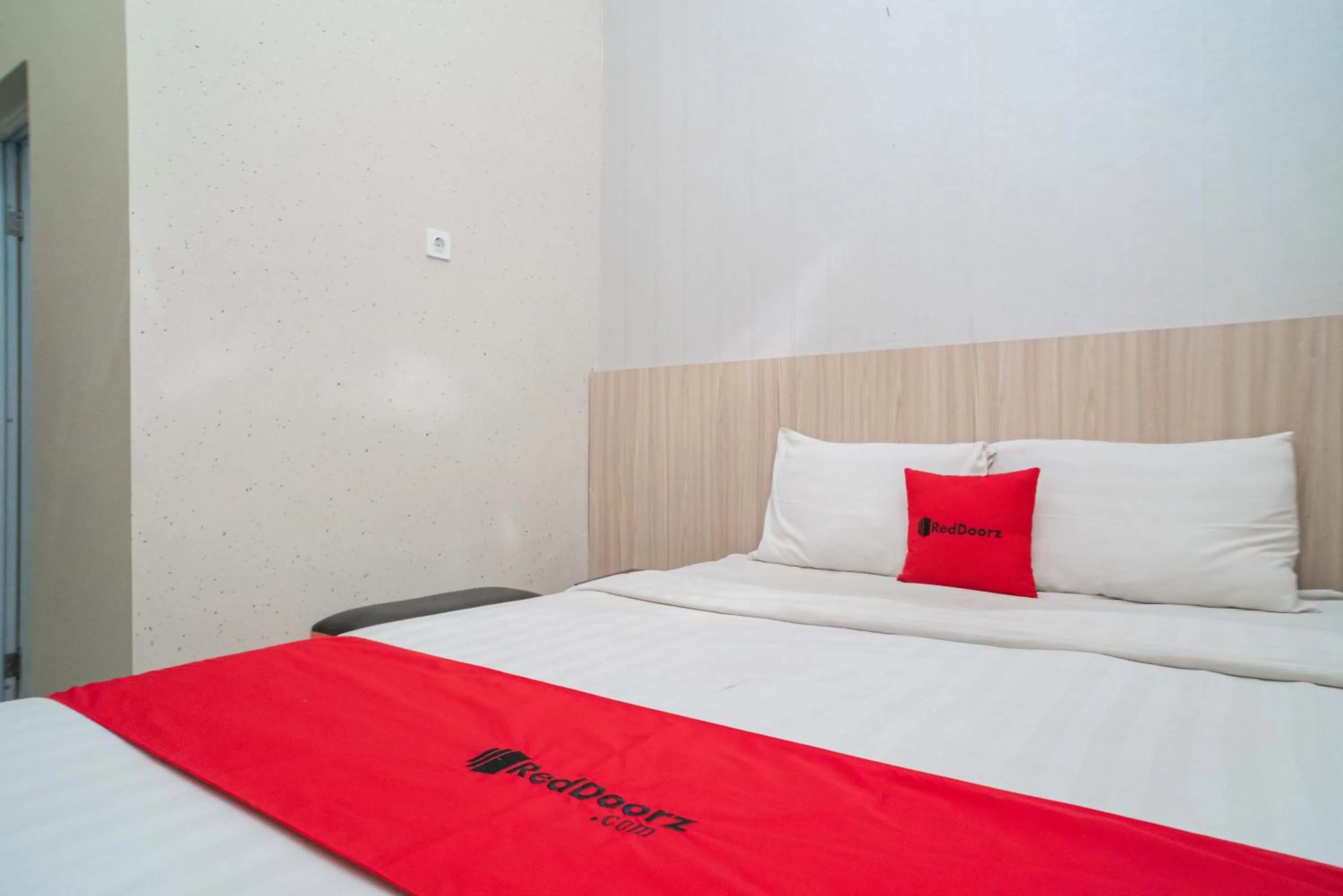 Bedroom, Bed in RedDoorz near Matahari Singosaren Solo