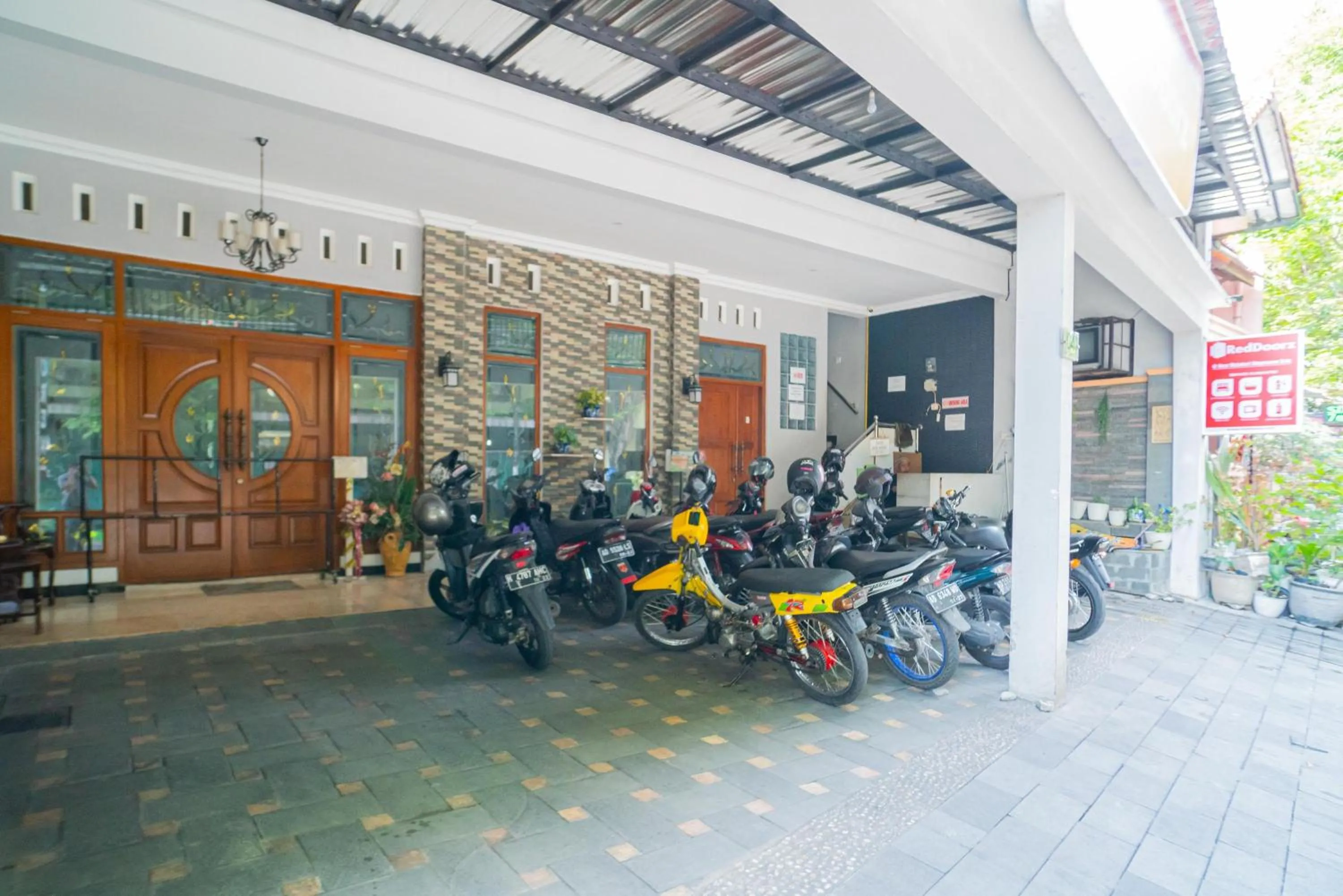 Facade/entrance in RedDoorz near Matahari Singosaren Solo