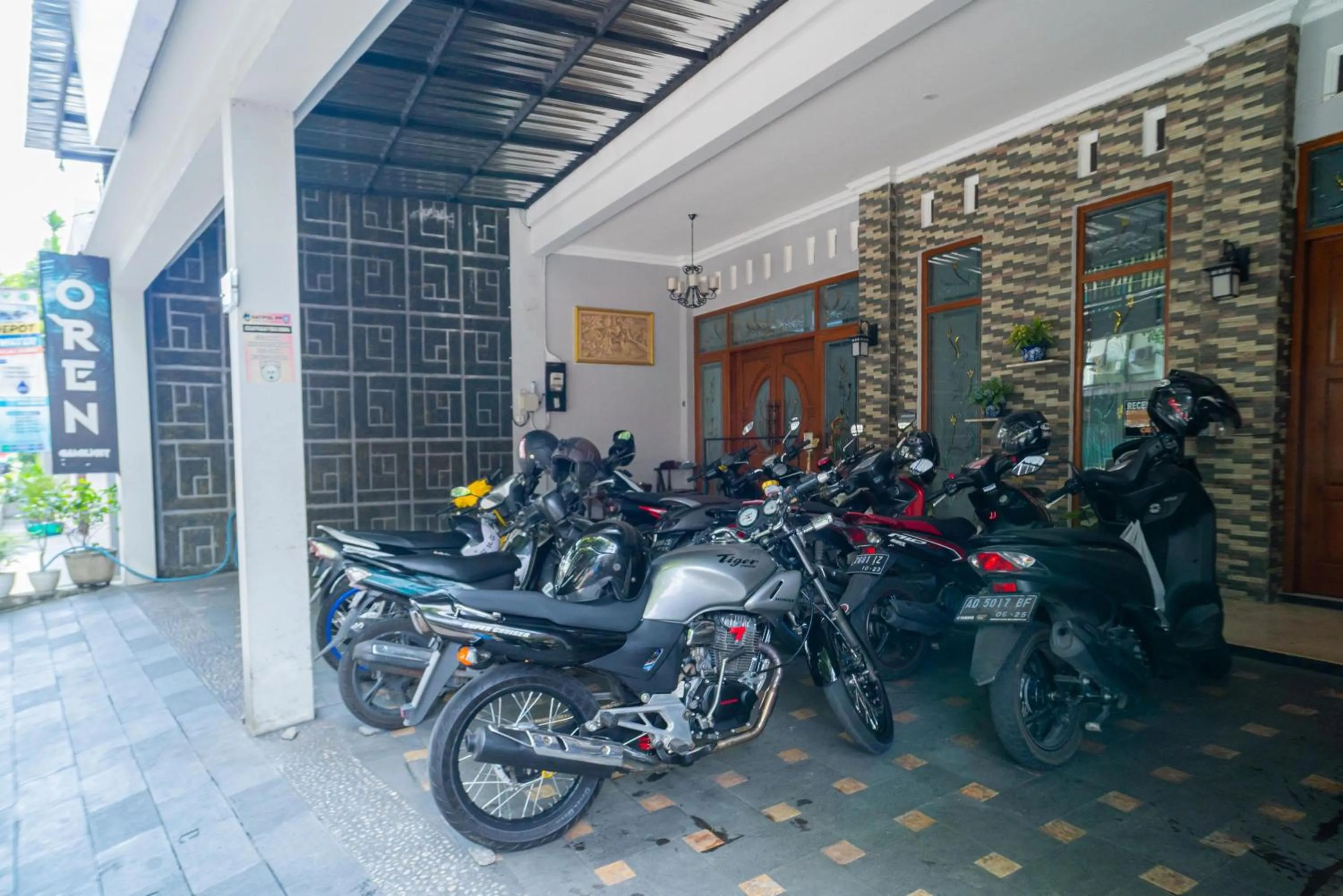 Parking in RedDoorz near Matahari Singosaren Solo