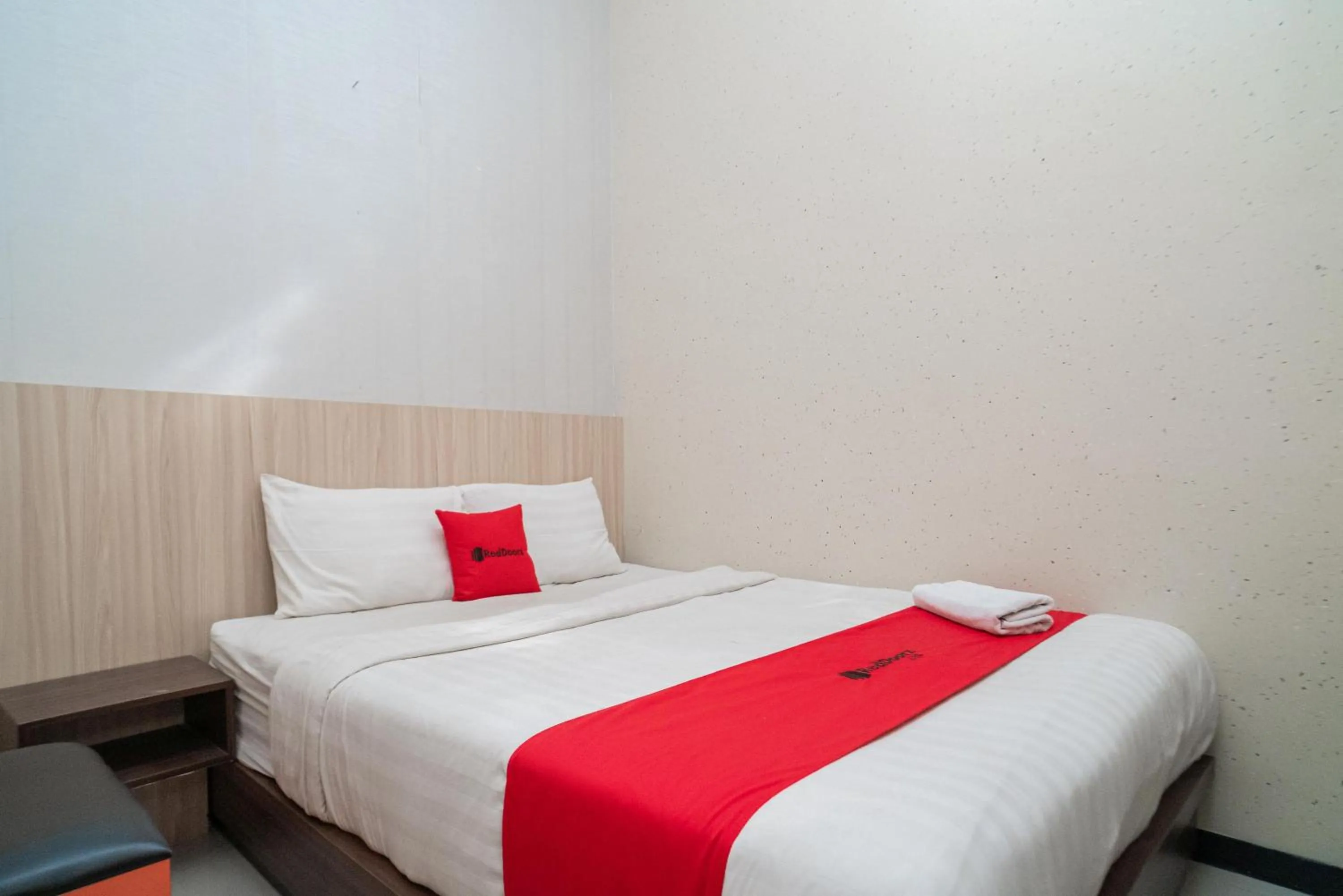 Bedroom, Bed in RedDoorz near Matahari Singosaren Solo
