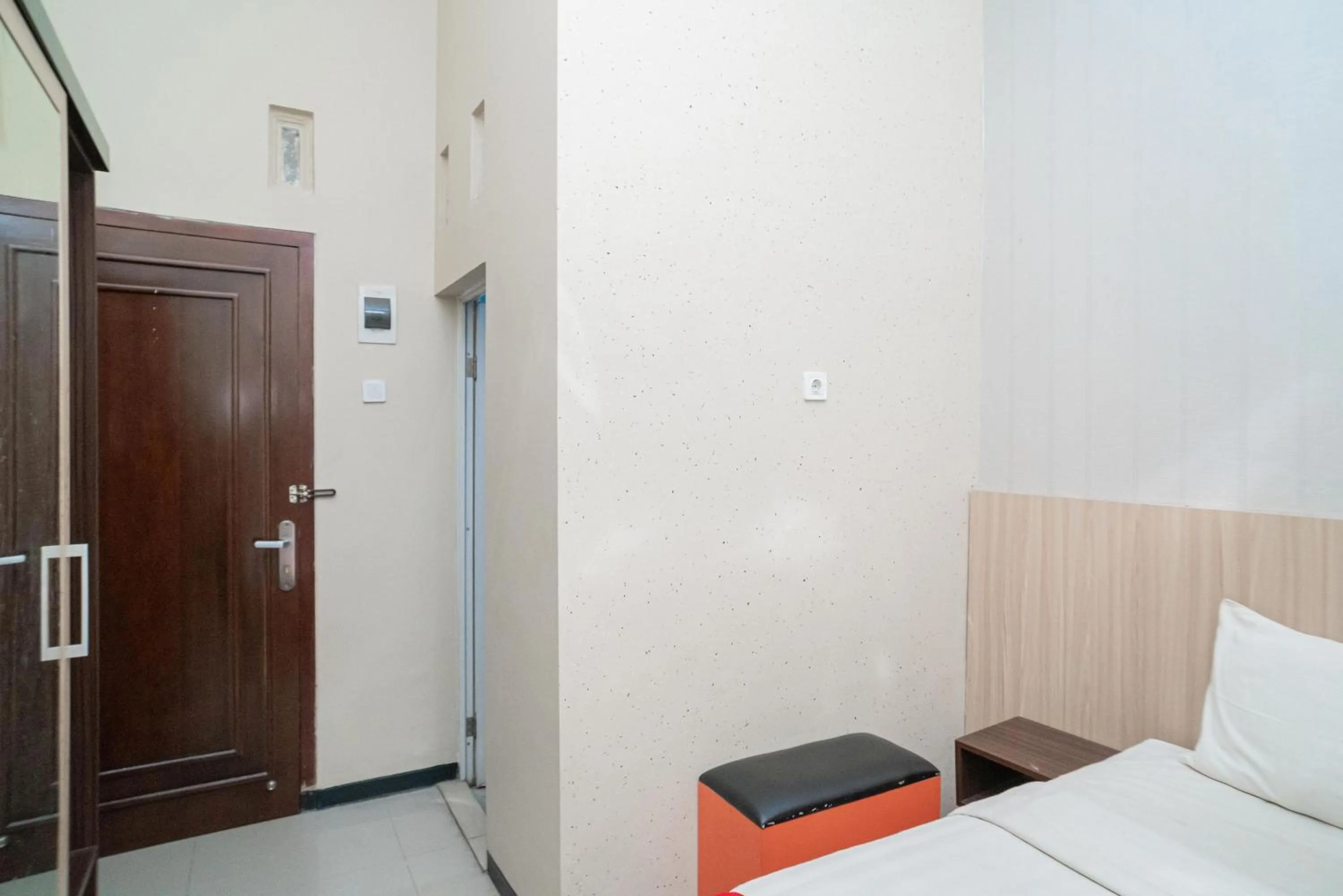 Bedroom, Bed in RedDoorz near Matahari Singosaren Solo