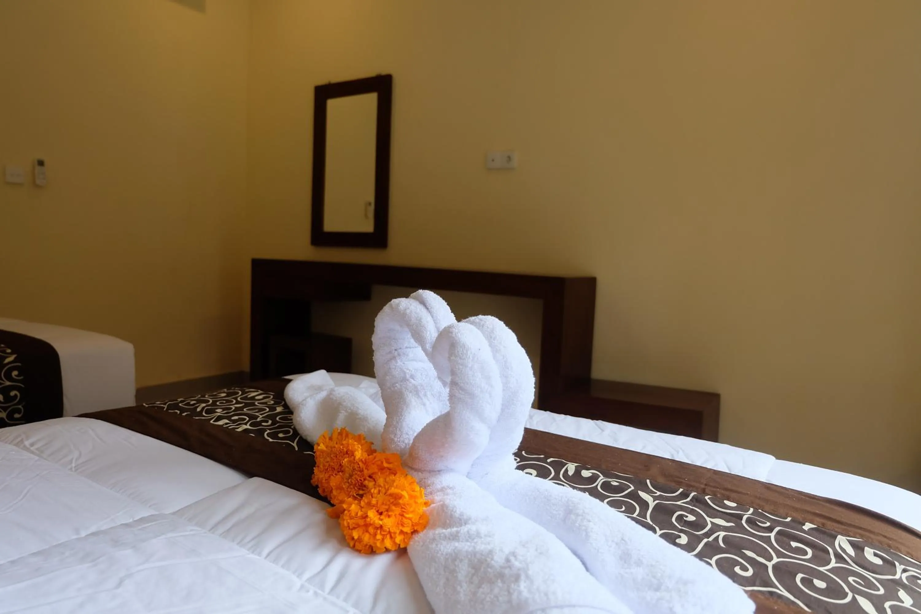 Photo of the whole room, Bed in Dugul Hidden