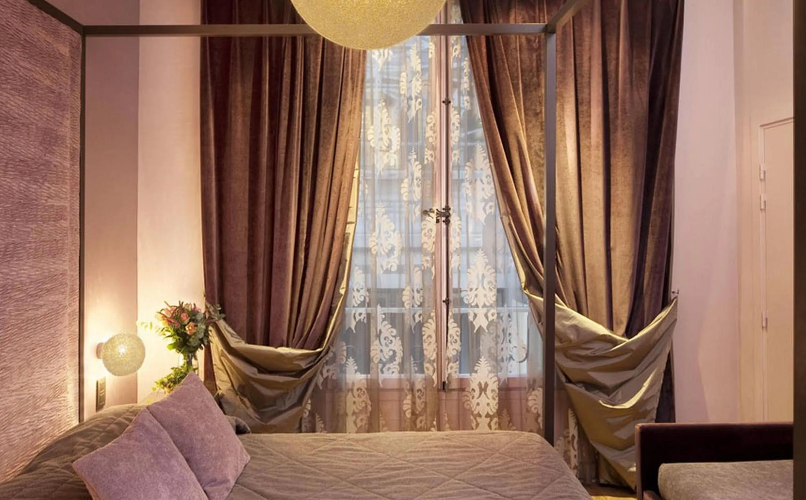 Bed in Hotel Louvre Bons Enfants