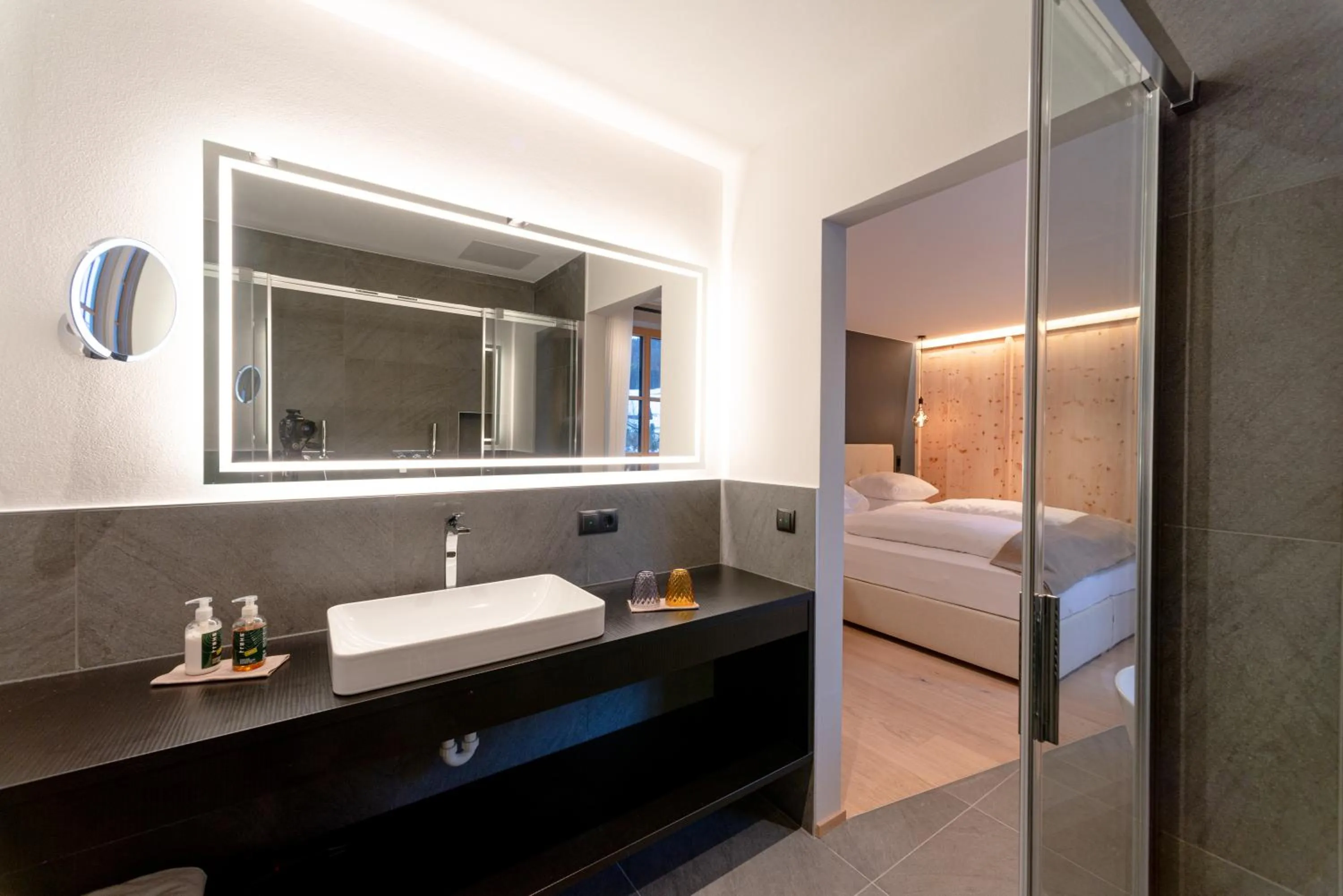 Shower, Bed in Penserhof - Alpine Hotel & Restaurant
