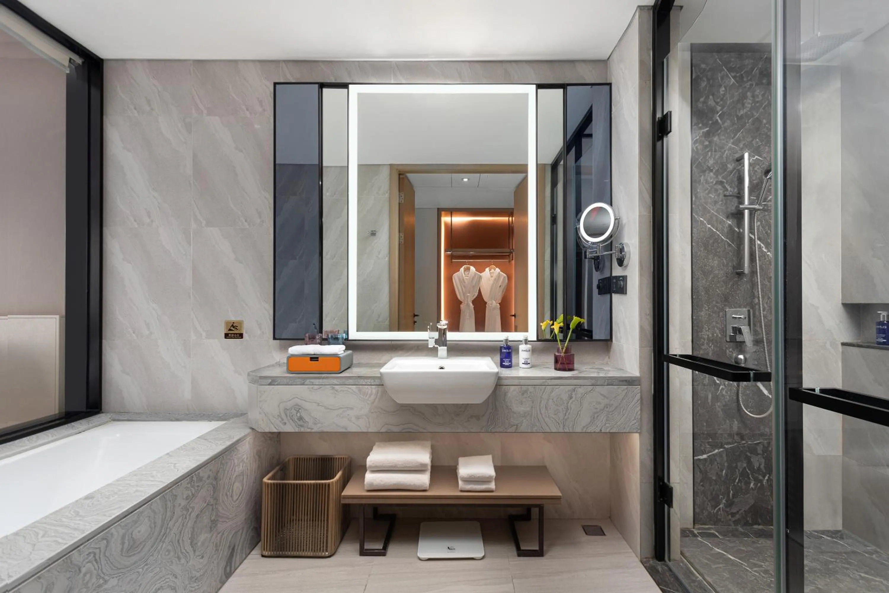 Shower in voco Shanghai Hongqiao Hub by IHG - 20 Mins drive to Shanghai Hongqiao Int'l Airport And NECC