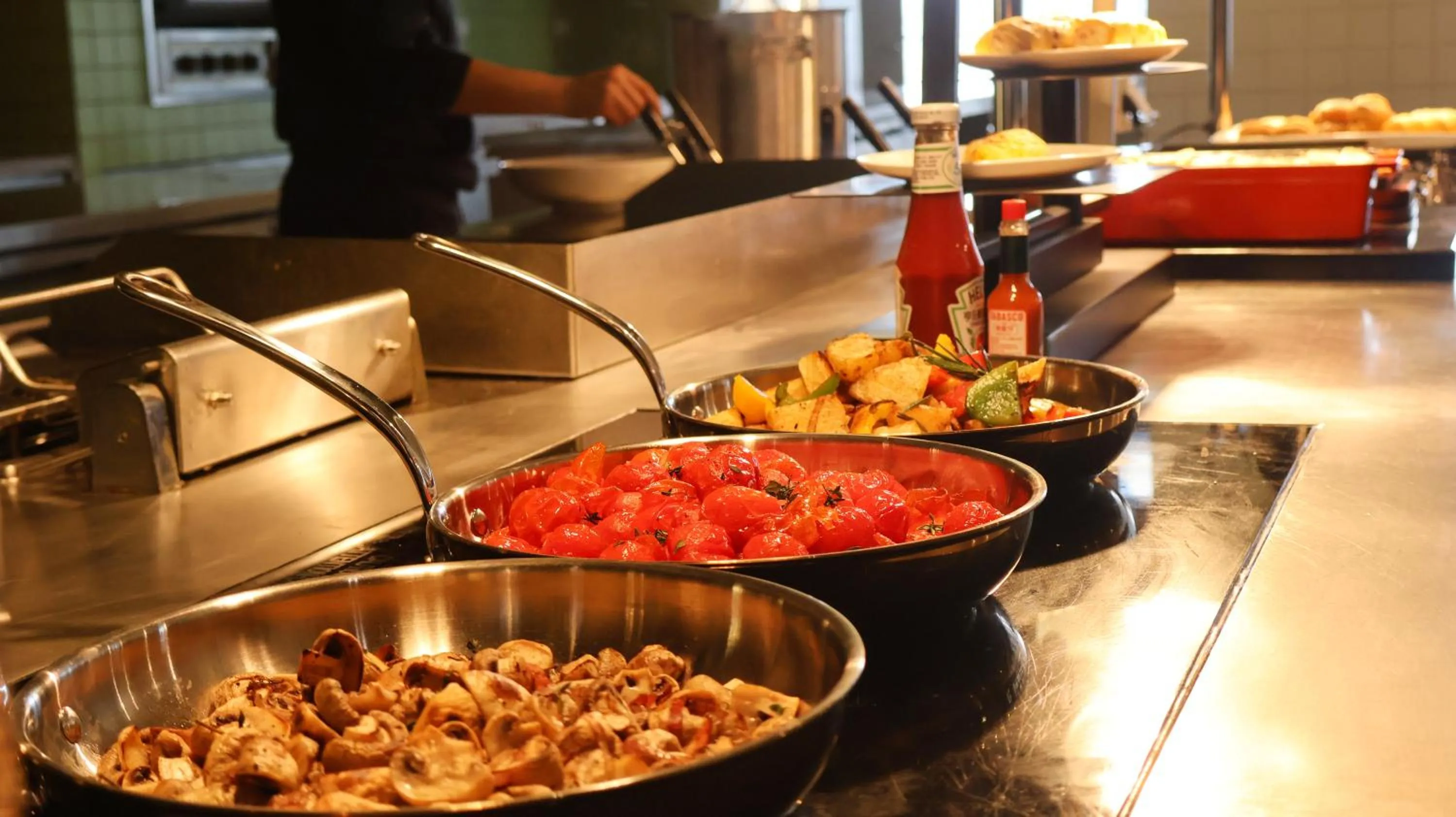 Breakfast in voco Shanghai Hongqiao Hub by IHG - 20 Mins drive to Shanghai Hongqiao Int'l Airport And NECC