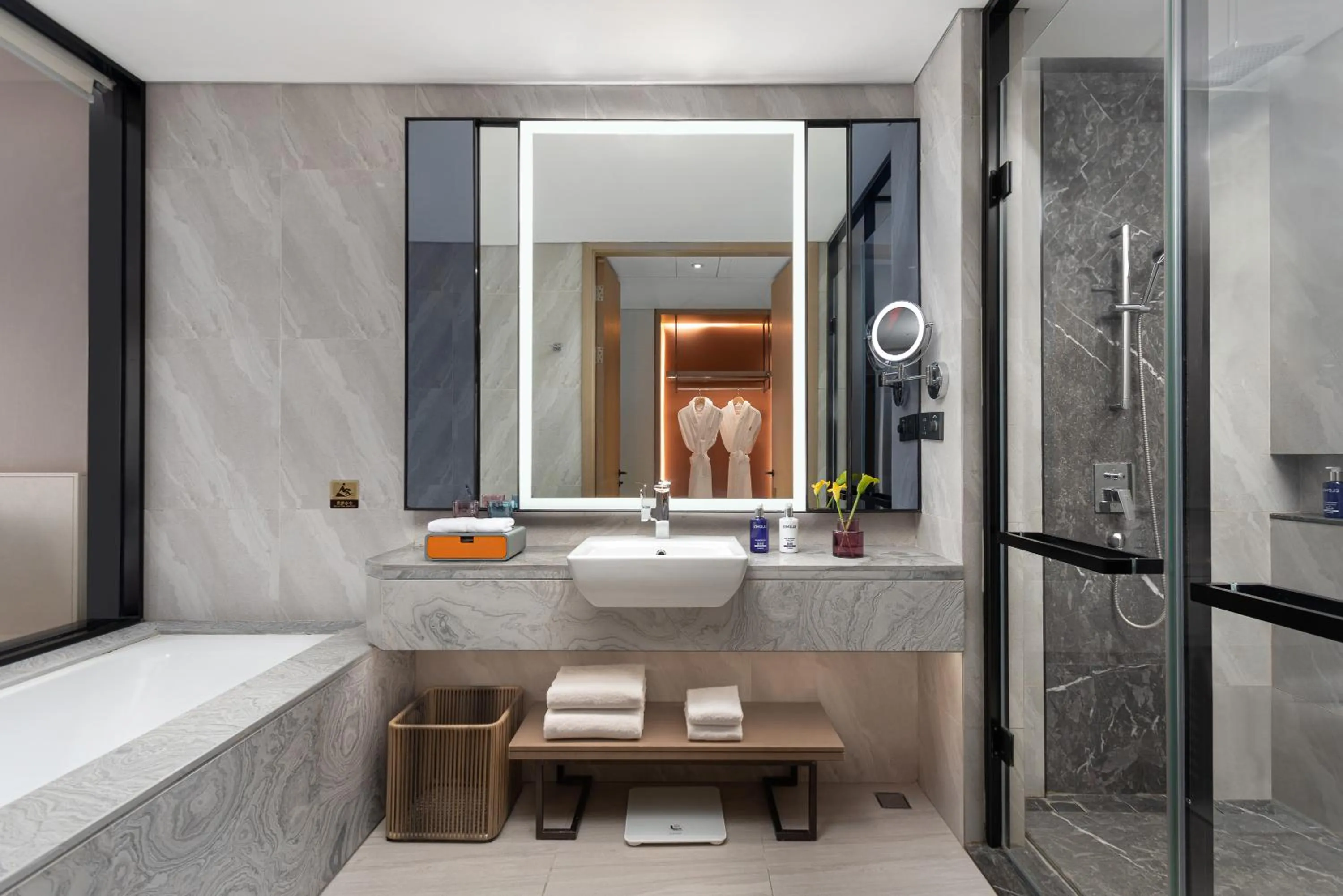 Shower in voco Shanghai Hongqiao Hub by IHG - 20 Mins drive to Shanghai Hongqiao Int'l Airport And NECC