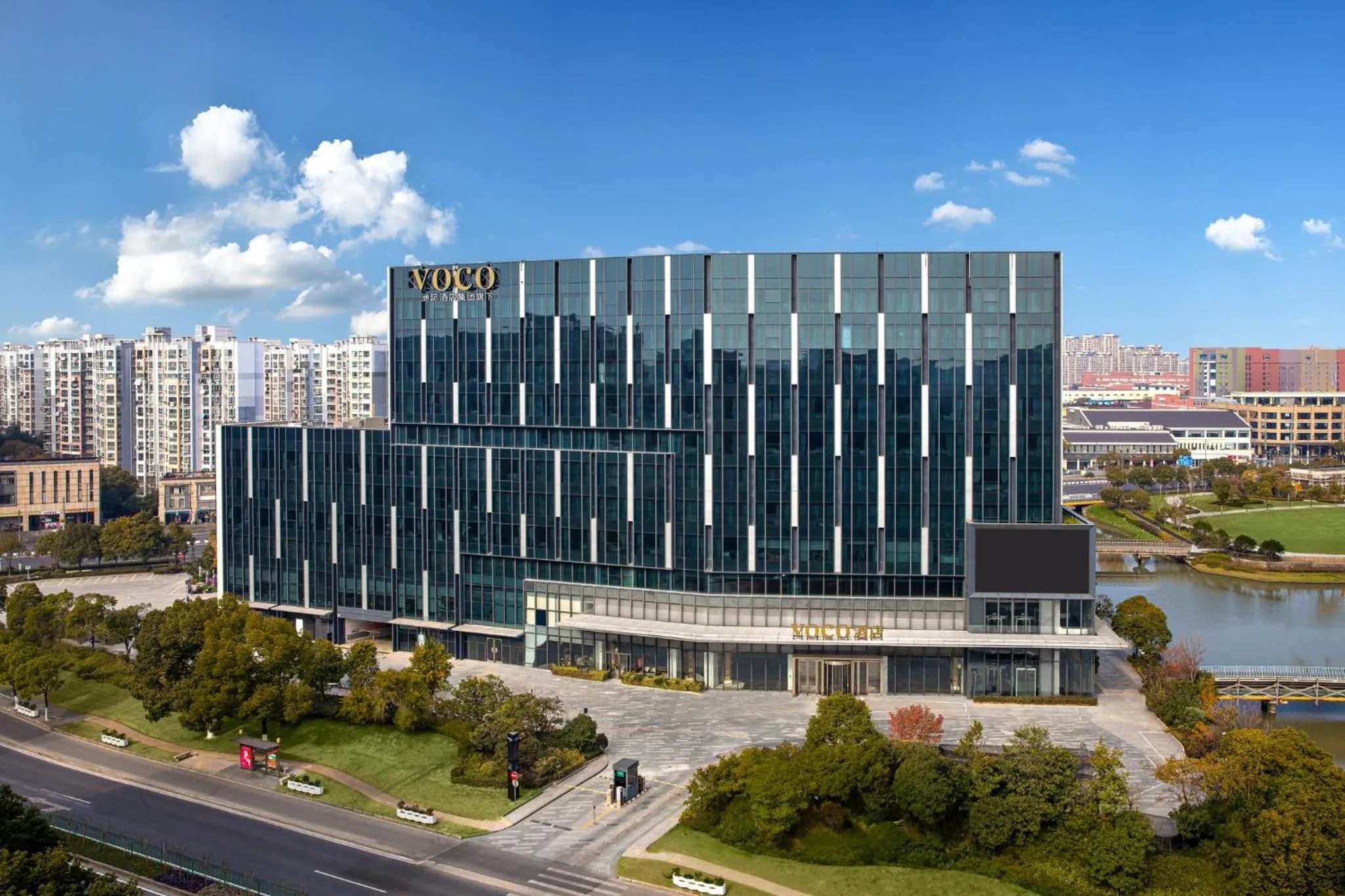 Property building in voco Shanghai Hongqiao Hub by IHG - 20 Mins drive to Shanghai Hongqiao Int'l Airport And NECC