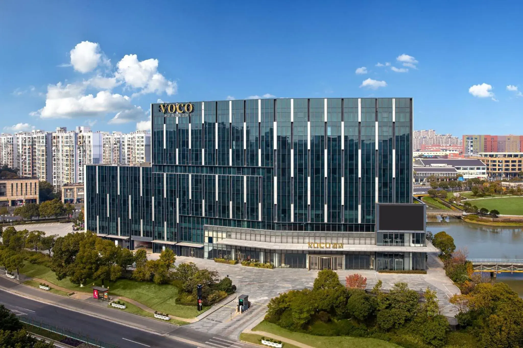 Property building in voco Shanghai Hongqiao Hub by IHG - 20 Mins drive to Shanghai Hongqiao Int'l Airport And NECC Property building in voco Shanghai Hongqiao Hub by IHG - 20 Mins drive to Shanghai Hongqiao Int'l Airport And NECC
