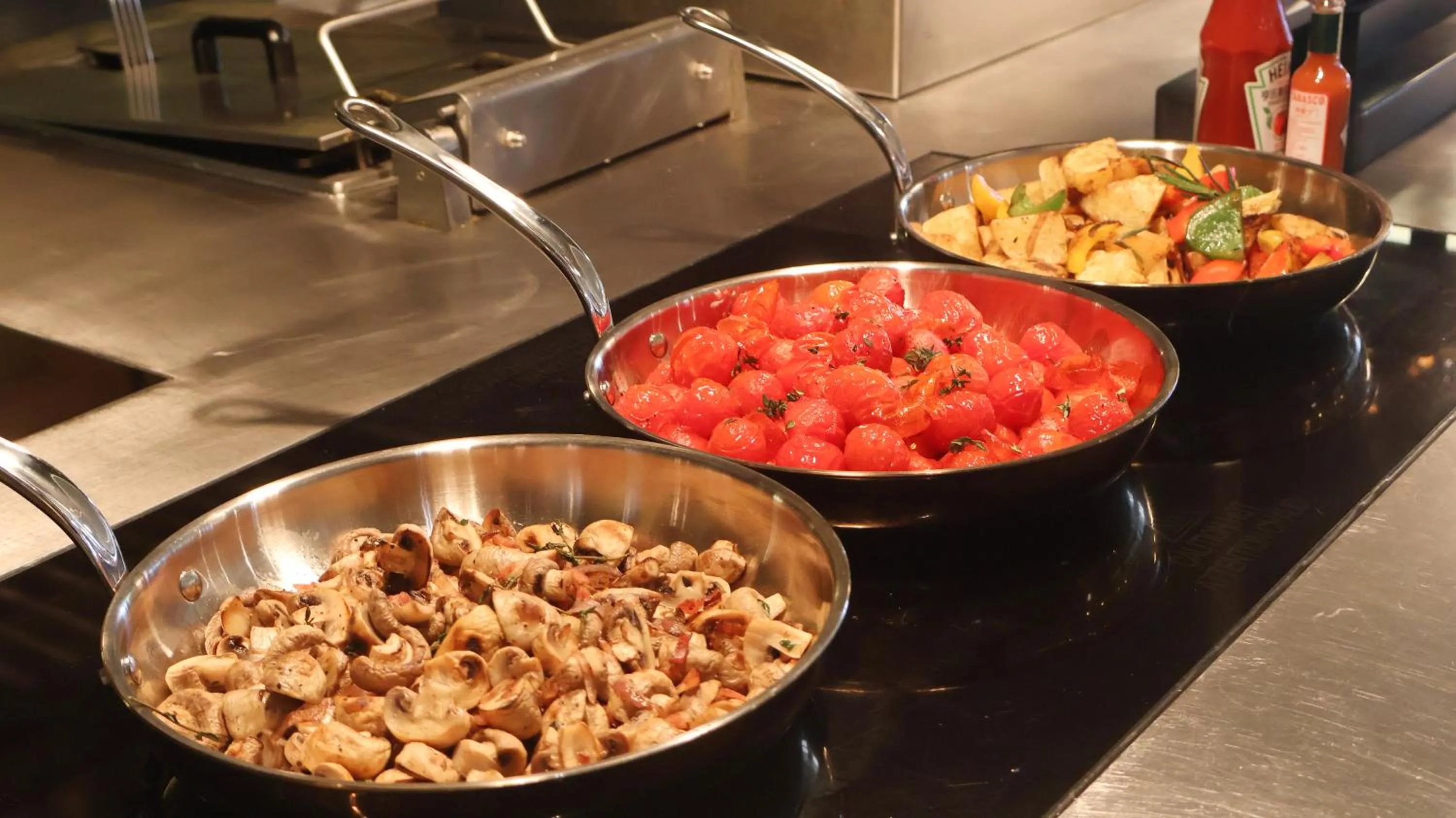 Breakfast in voco Shanghai Hongqiao Hub by IHG - 20 Mins drive to Shanghai Hongqiao Int'l Airport And NECC