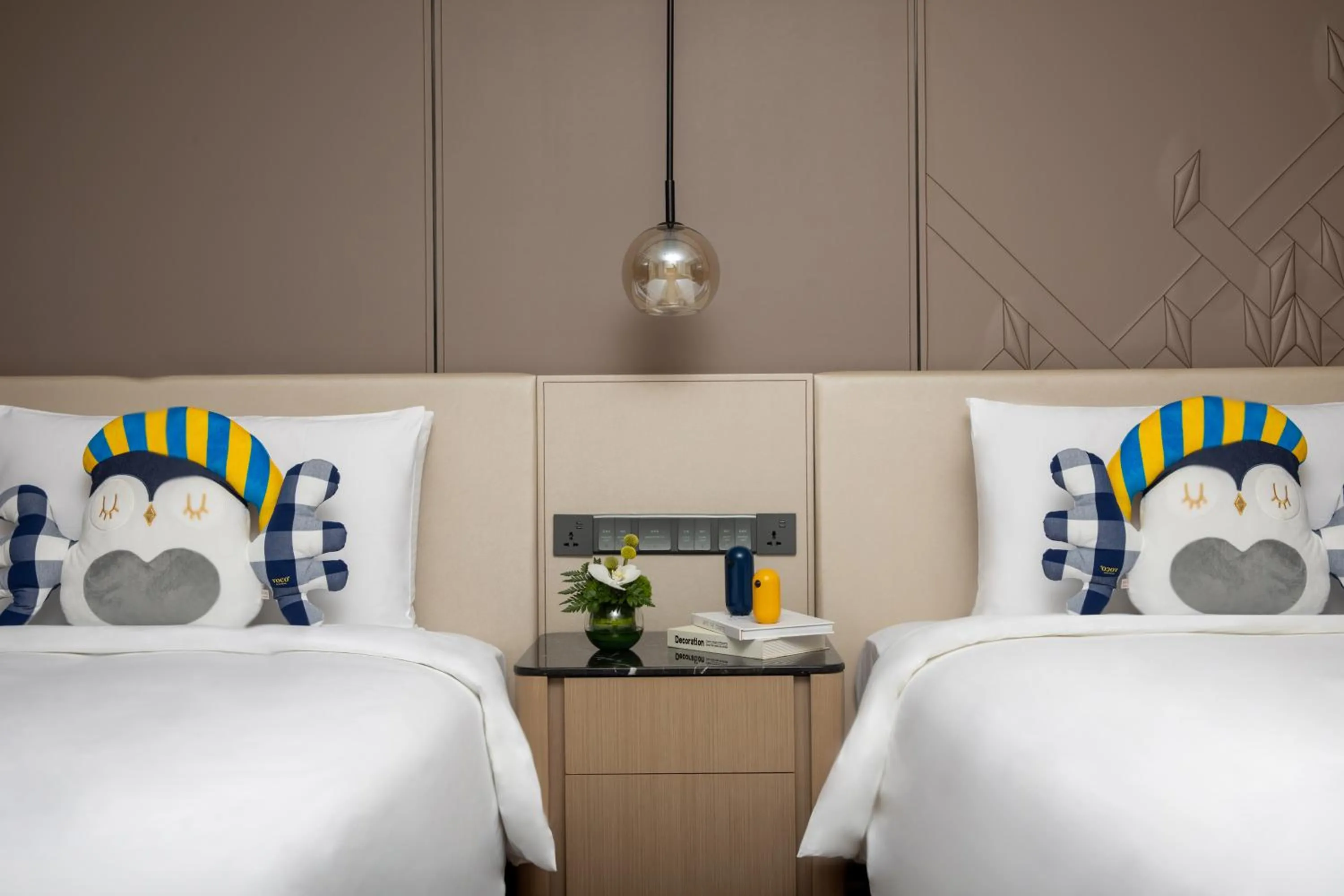 Bed in voco Shanghai Hongqiao Hub by IHG - 20 Mins drive to Shanghai Hongqiao Int'l Airport And NECC