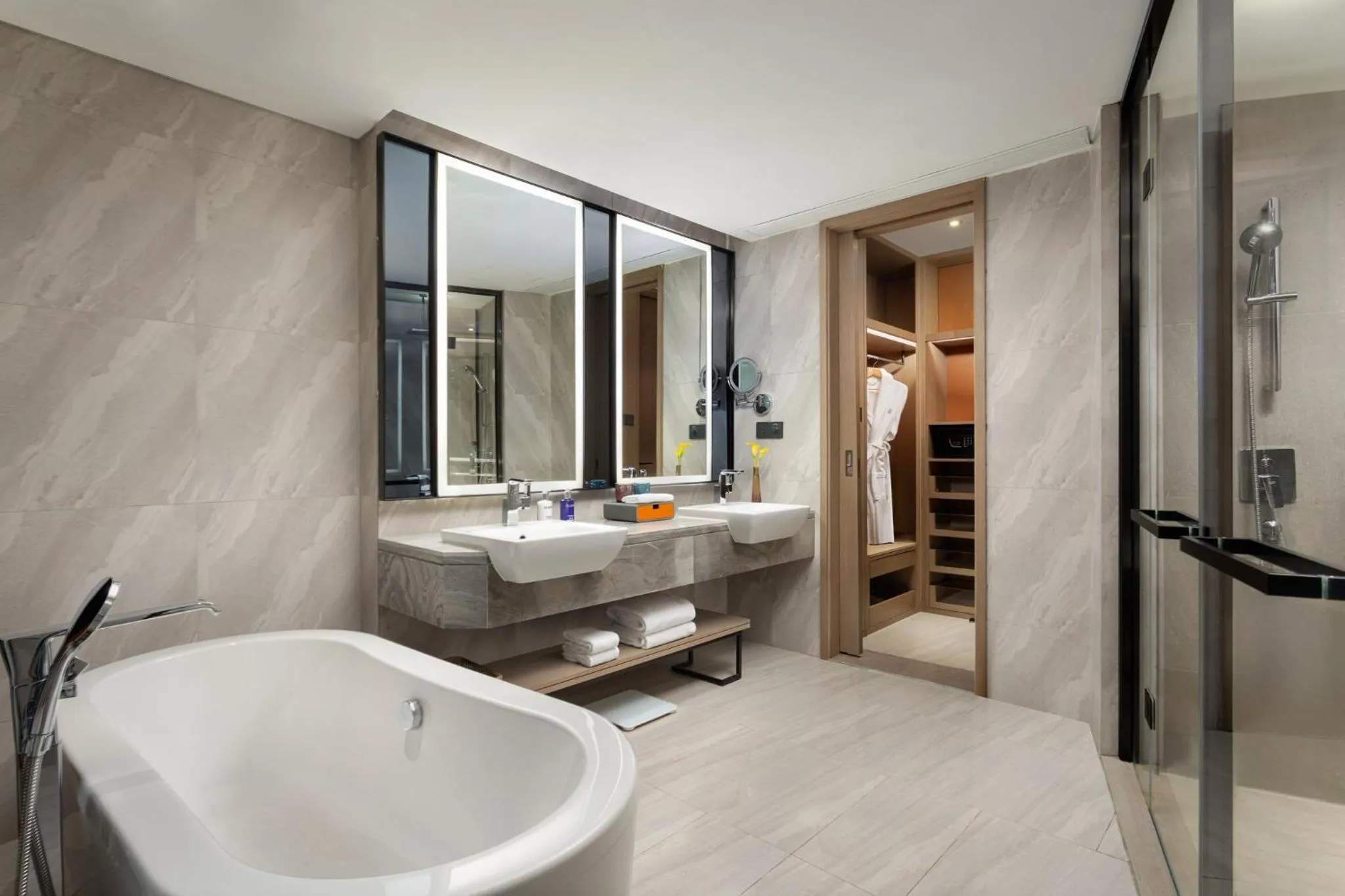 Photo of the whole room in voco Shanghai Hongqiao Hub by IHG - 20 Mins drive to Shanghai Hongqiao Int'l Airport And NECC