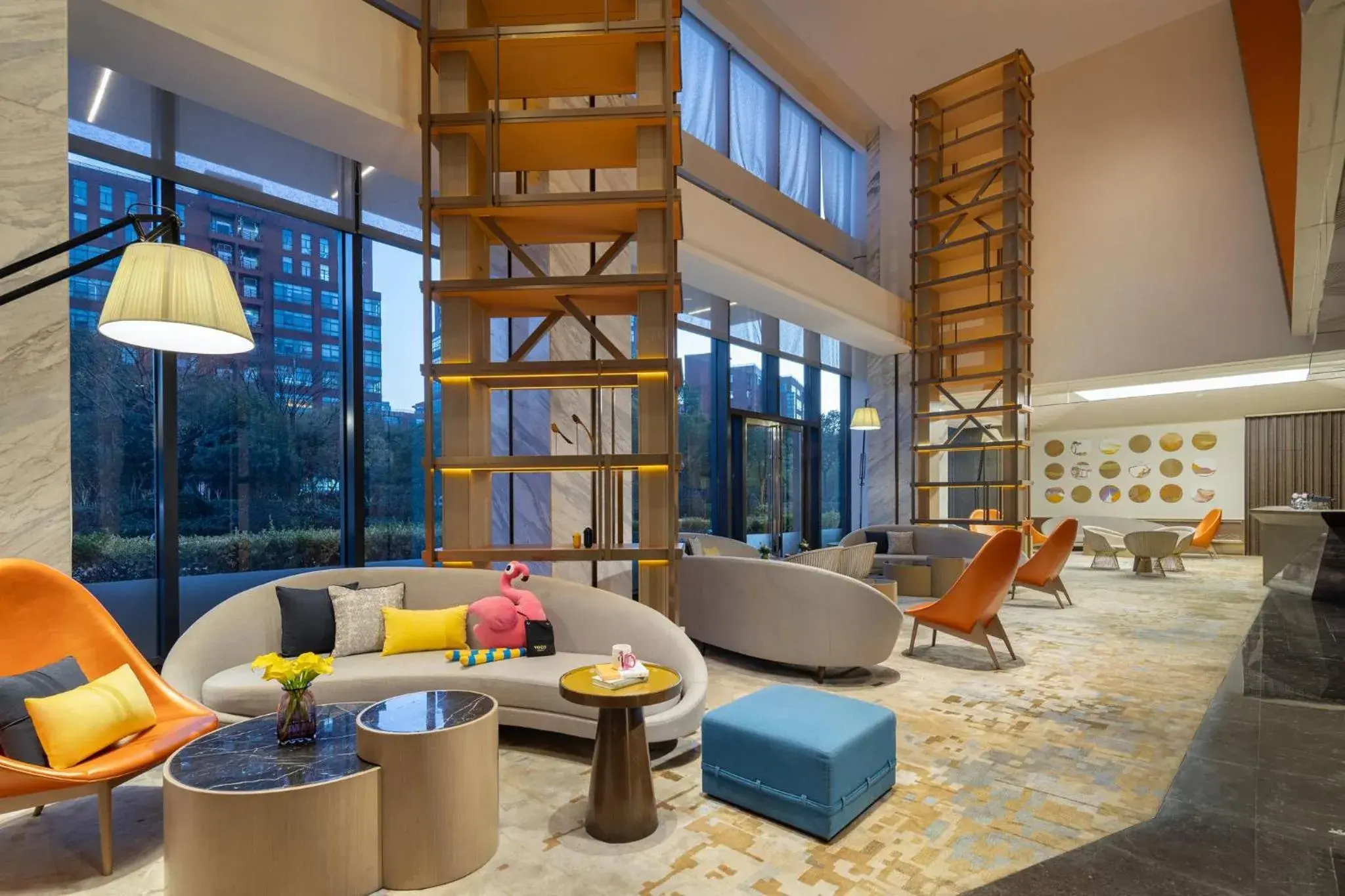 Lounge or bar in voco Shanghai Hongqiao Hub by IHG - 20 Mins drive to Shanghai Hongqiao Int'l Airport And NECC Lounge or bar in voco Shanghai Hongqiao Hub by IHG - 20 Mins drive to Shanghai Hongqiao Int'l Airport And NECC