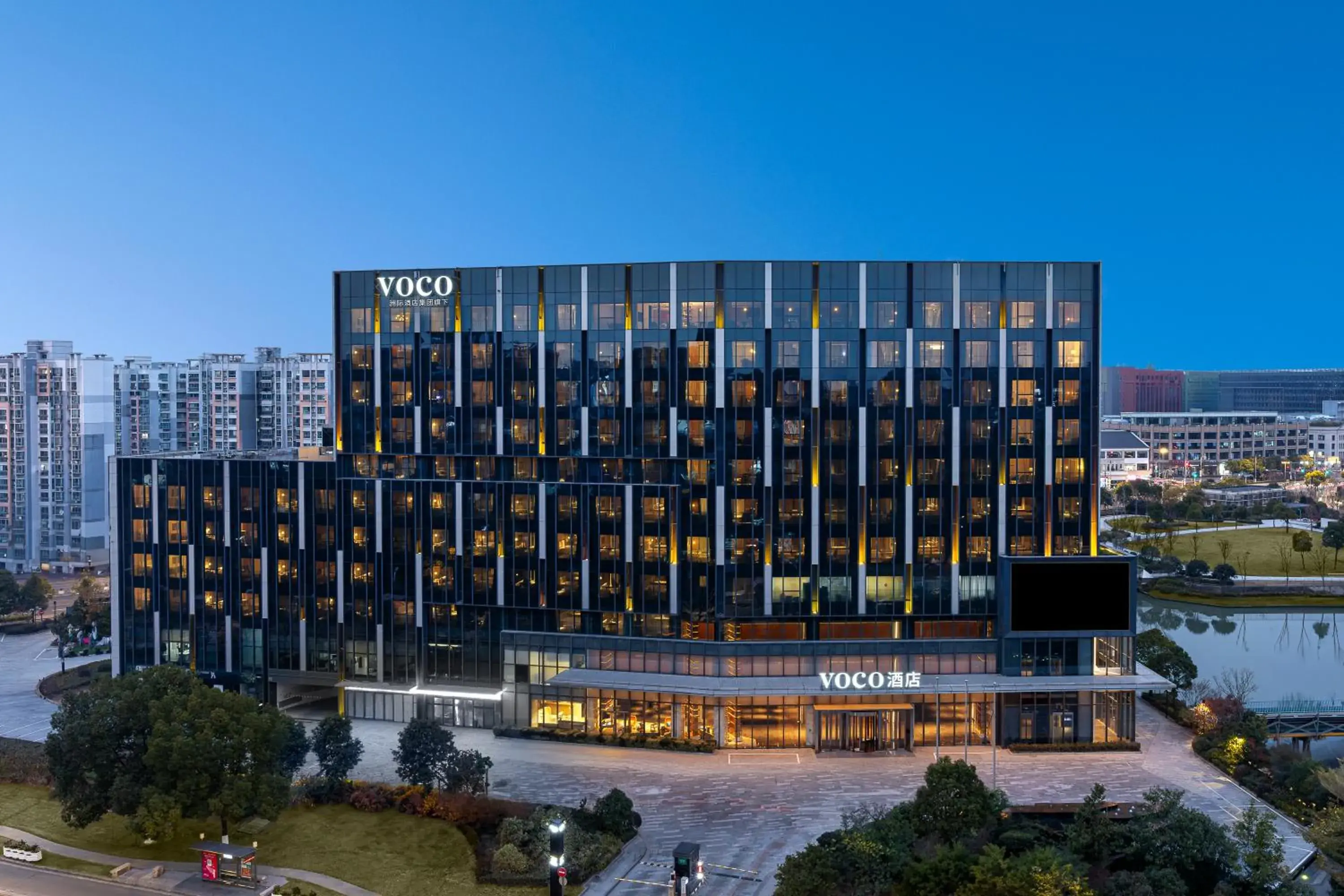 Property building in voco Shanghai Hongqiao Hub by IHG - 20 Mins drive to Shanghai Hongqiao Int'l Airport And NECC Property building in voco Shanghai Hongqiao Hub by IHG - 20 Mins drive to Shanghai Hongqiao Int'l Airport And NECC