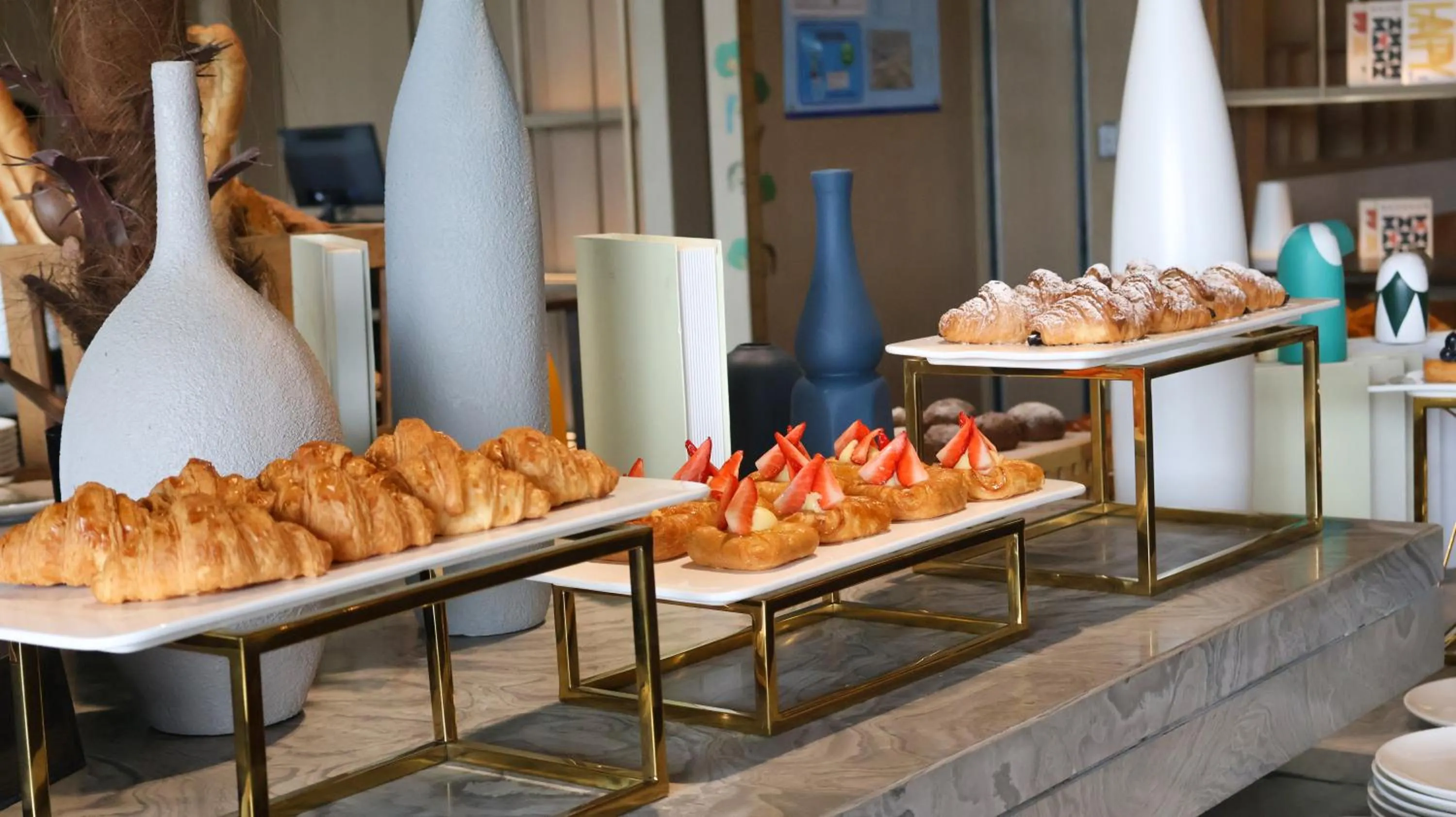 Breakfast in voco Shanghai Hongqiao Hub by IHG - 20 Mins drive to Shanghai Hongqiao Int'l Airport And NECC