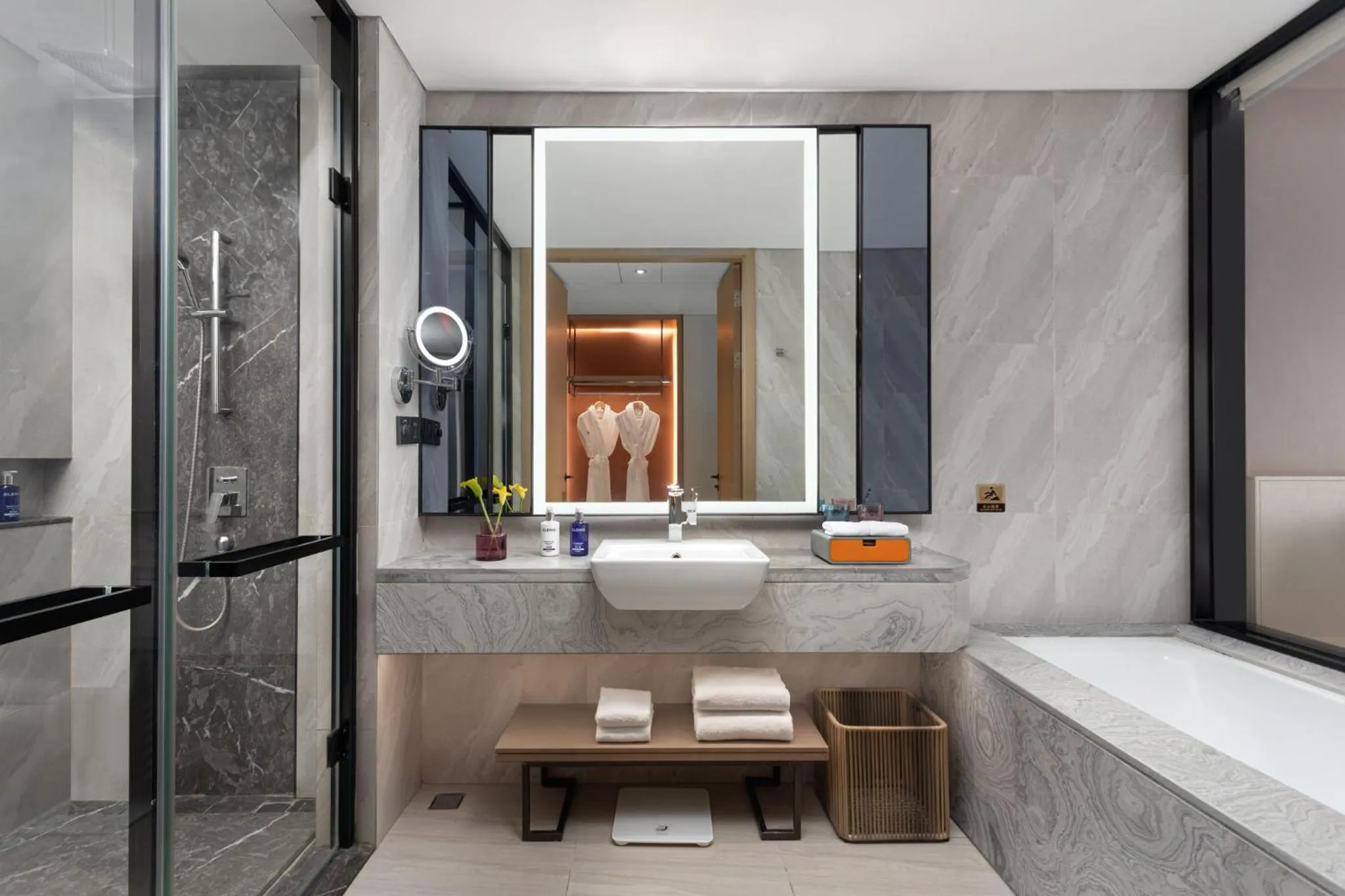 Photo of the whole room in voco Shanghai Hongqiao Hub by IHG - 20 Mins drive to Shanghai Hongqiao Int'l Airport And NECC