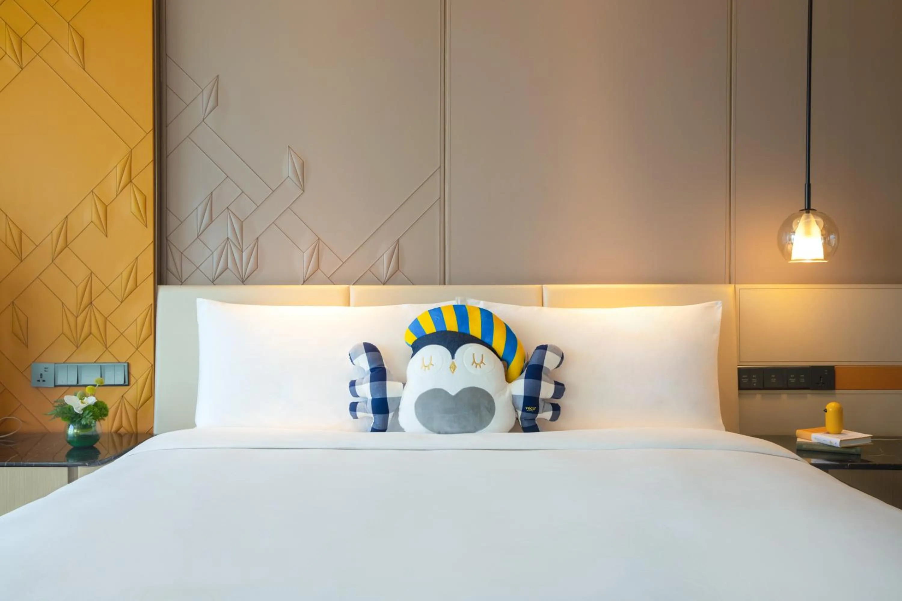 Bed in voco Shanghai Hongqiao Hub by IHG - 20 Mins drive to Shanghai Hongqiao Int'l Airport And NECC