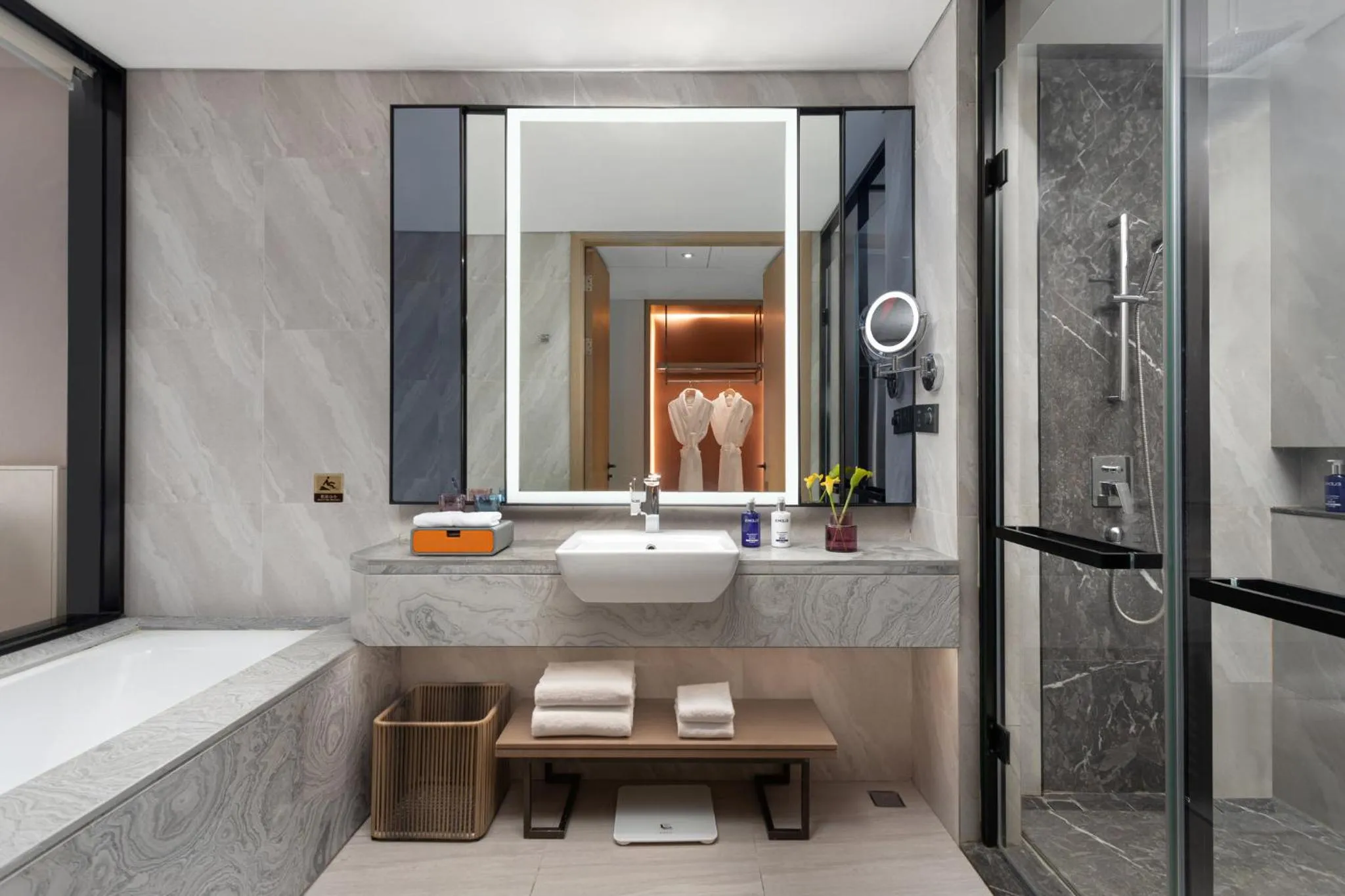 Photo of the whole room in voco Shanghai Hongqiao Hub by IHG - 20 Mins drive to Shanghai Hongqiao Int'l Airport And NECC